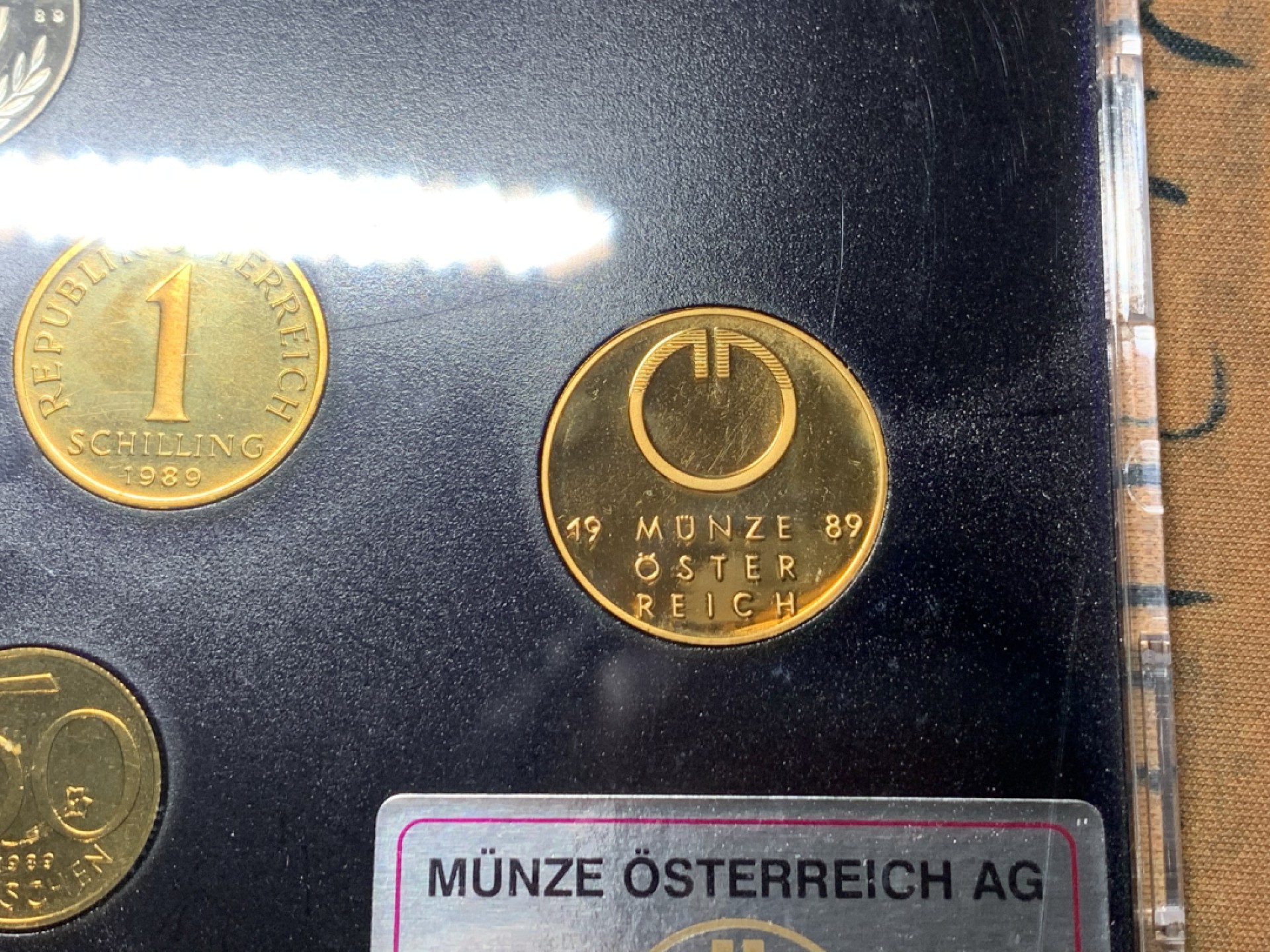 《竞宝斋》微拍-第32场-周日（全场顺丰包邮） 原封装 奥地利 1989年 8枚币和1枚维也纳造币厂章 精制PROOF套币 少见