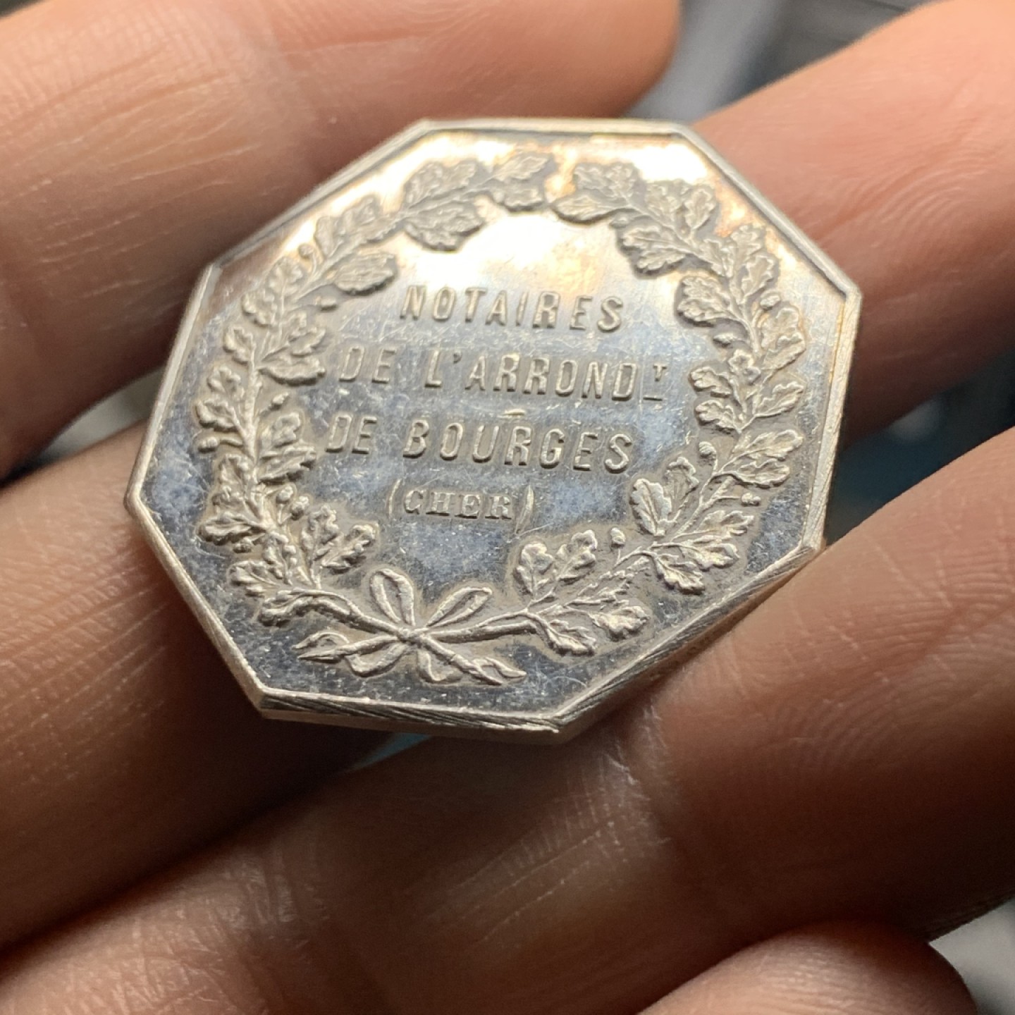 《竞宝斋》微拍-第32场-周日（全场顺丰包邮） 法国  布尔日区公证人 银质八角代币 章牌家 博雷尔作品 丰饶角边铭 人物设计端庄大气  对边31.2mm，对角33.6mm，14克