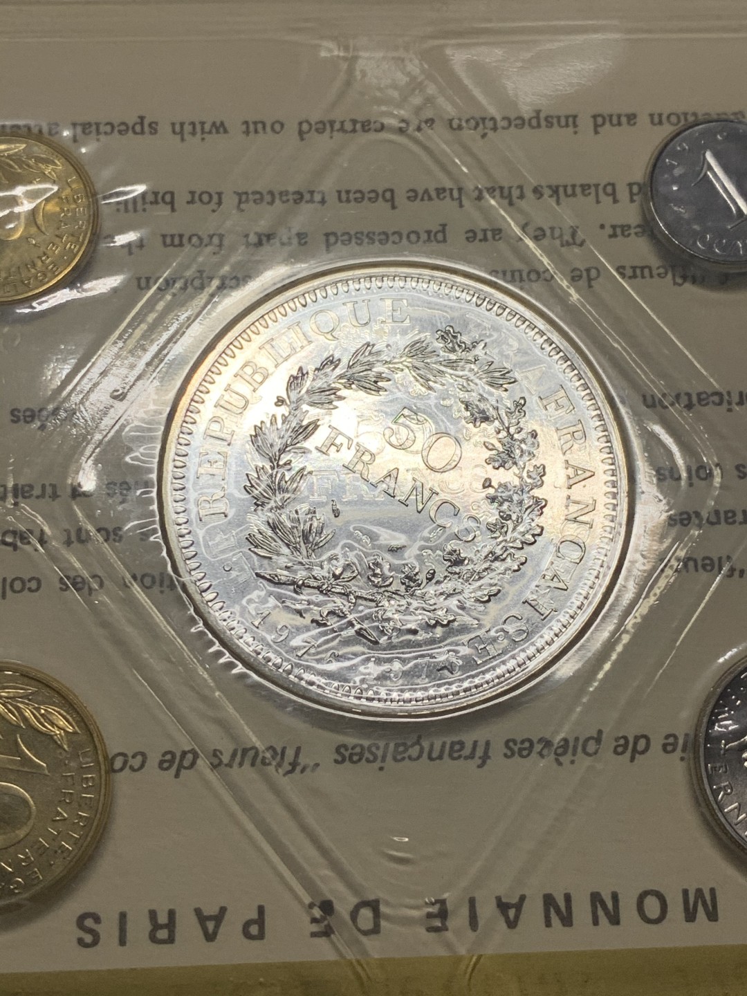 《竞宝斋》微拍-第32场-周日（全场顺丰包邮） 法国，1976年，原盒塑封官方套币，其中一枚大力神50法郎银币。