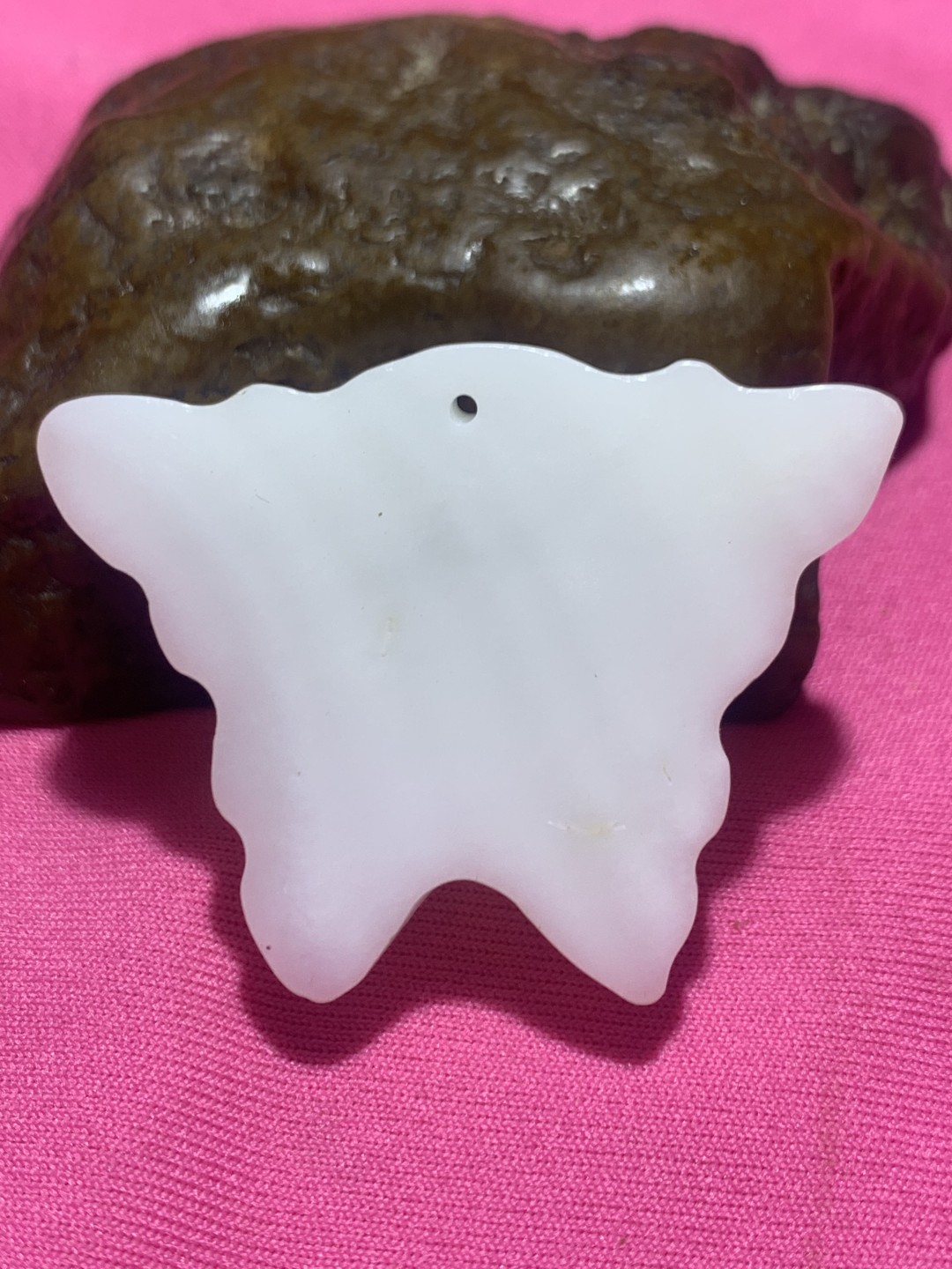 深海奶白飘黄高玉化贝化玉雕刻蝴蝶一只，