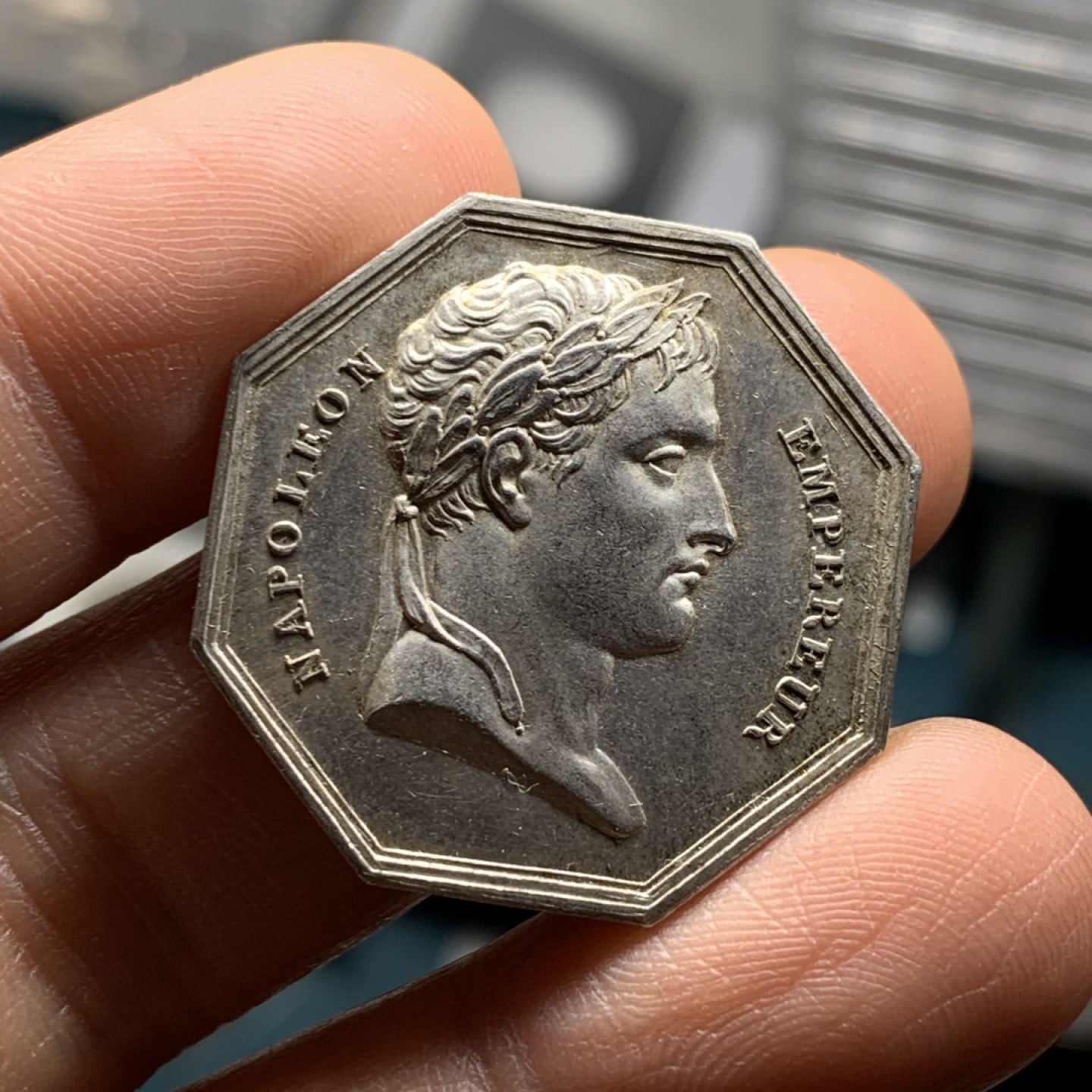 《竞宝斋》微拍-第32场-周日（全场顺丰包邮） 原铸光边法国拿破仑皇帝巴黎地区八角银代币，背面是象征财富的丰饶角，UNC原光状态极好