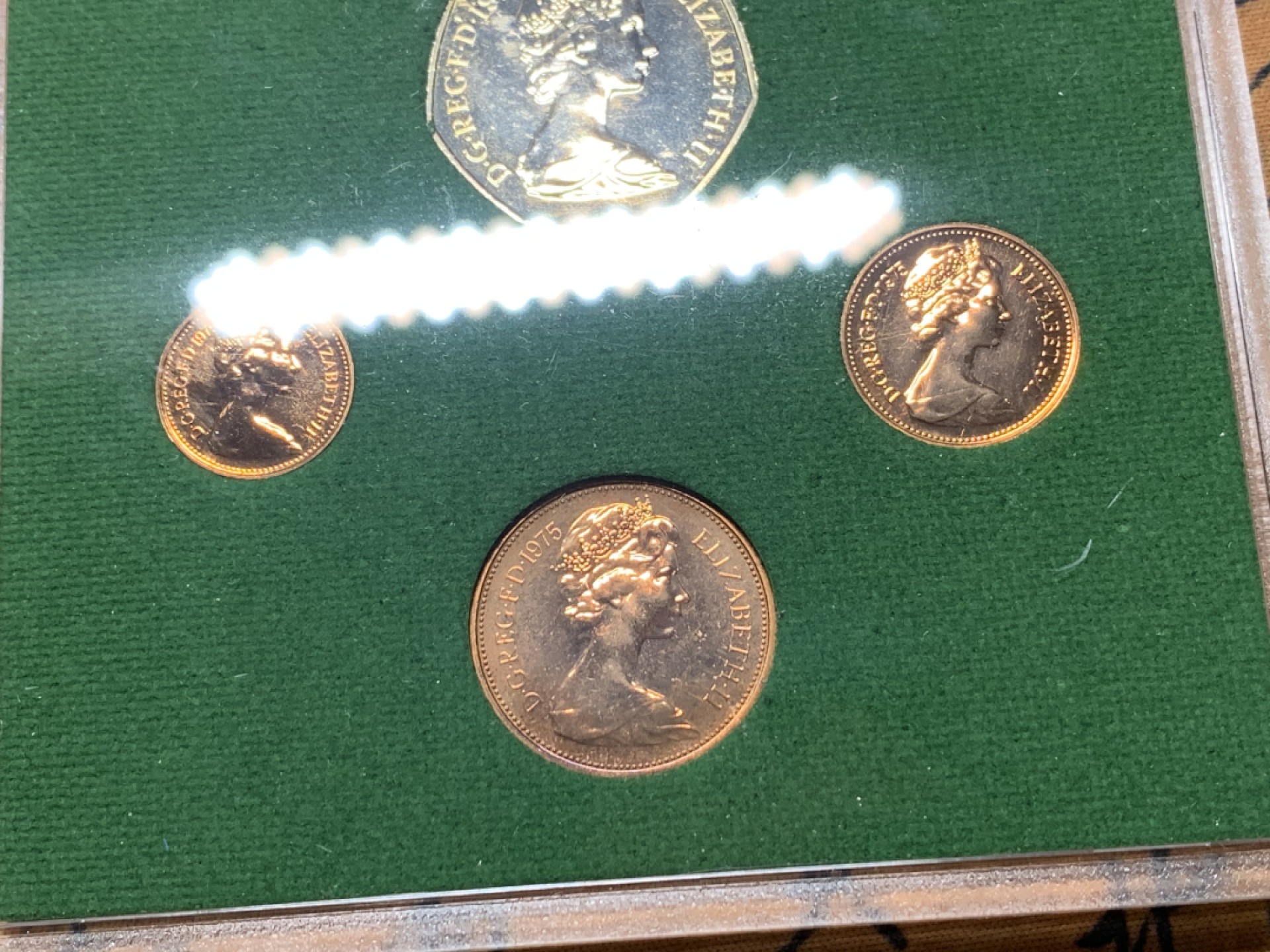 《竞宝斋》微拍-第32场-周日（全场顺丰包邮） 原盒英国1974/1975年6枚币和1枚章 精铸套币 稀少 完美状态