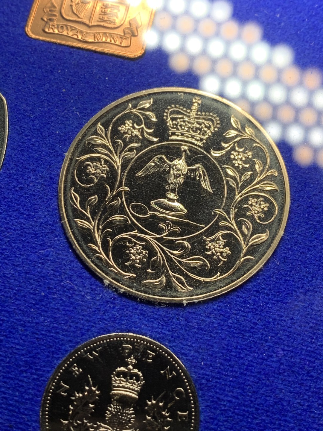 《竞宝斋》微拍-第32场-周日（全场顺丰包邮） 原盒英国1977年7枚币和1枚章 带大型克朗币 精铸套币 较少 完美状态