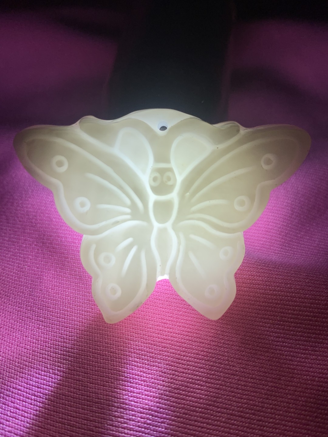 深海奶白飘黄高玉化贝化玉雕刻蝴蝶一只，