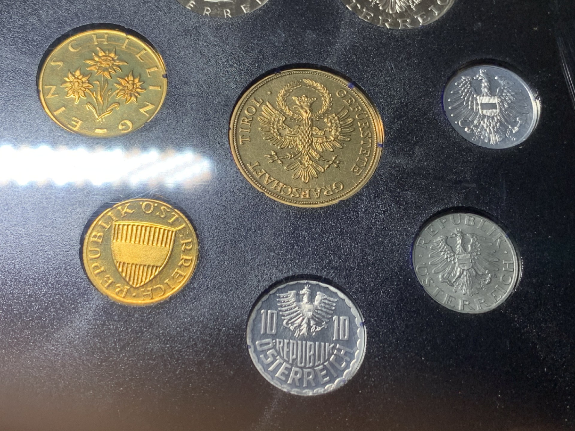 《竞宝斋》微拍-第32场-周日（全场顺丰包邮） 原封装 奥地利 1989年 8枚币和1枚维也纳造币厂章 精制PROOF套币 少见