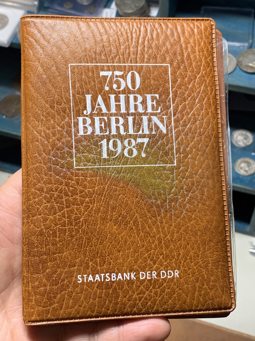 《竞宝斋》微拍-第32场-周日（全场顺丰包邮） 德国，1987年，皮包套币，4枚5马克、1枚章。