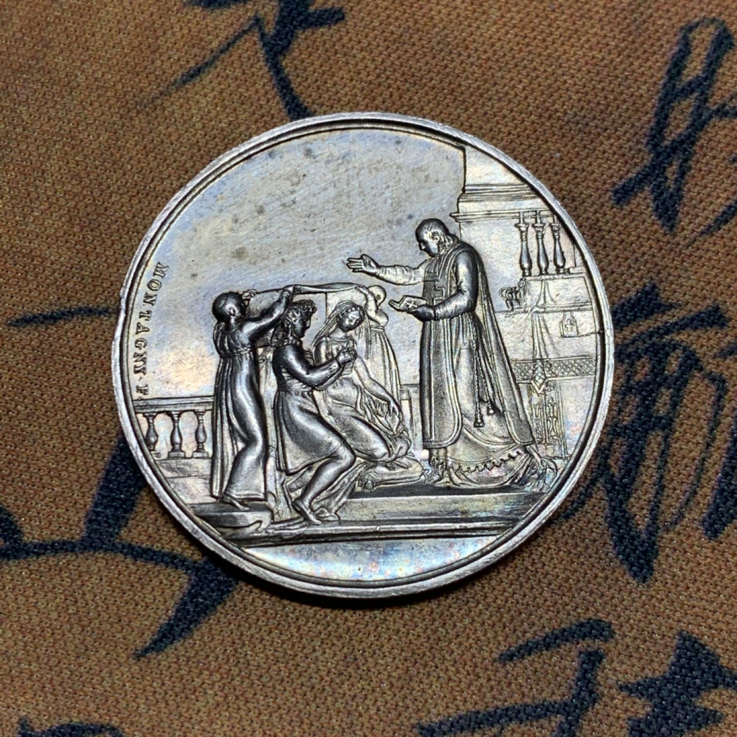 《竞宝斋》微拍-第32场-周日（全场顺丰包邮） 法国 结婚纪念银章 手指铭（1845-1860年）人物清晰，细节生动 章牌家Montagny作品 29.5mm直径，12.2克