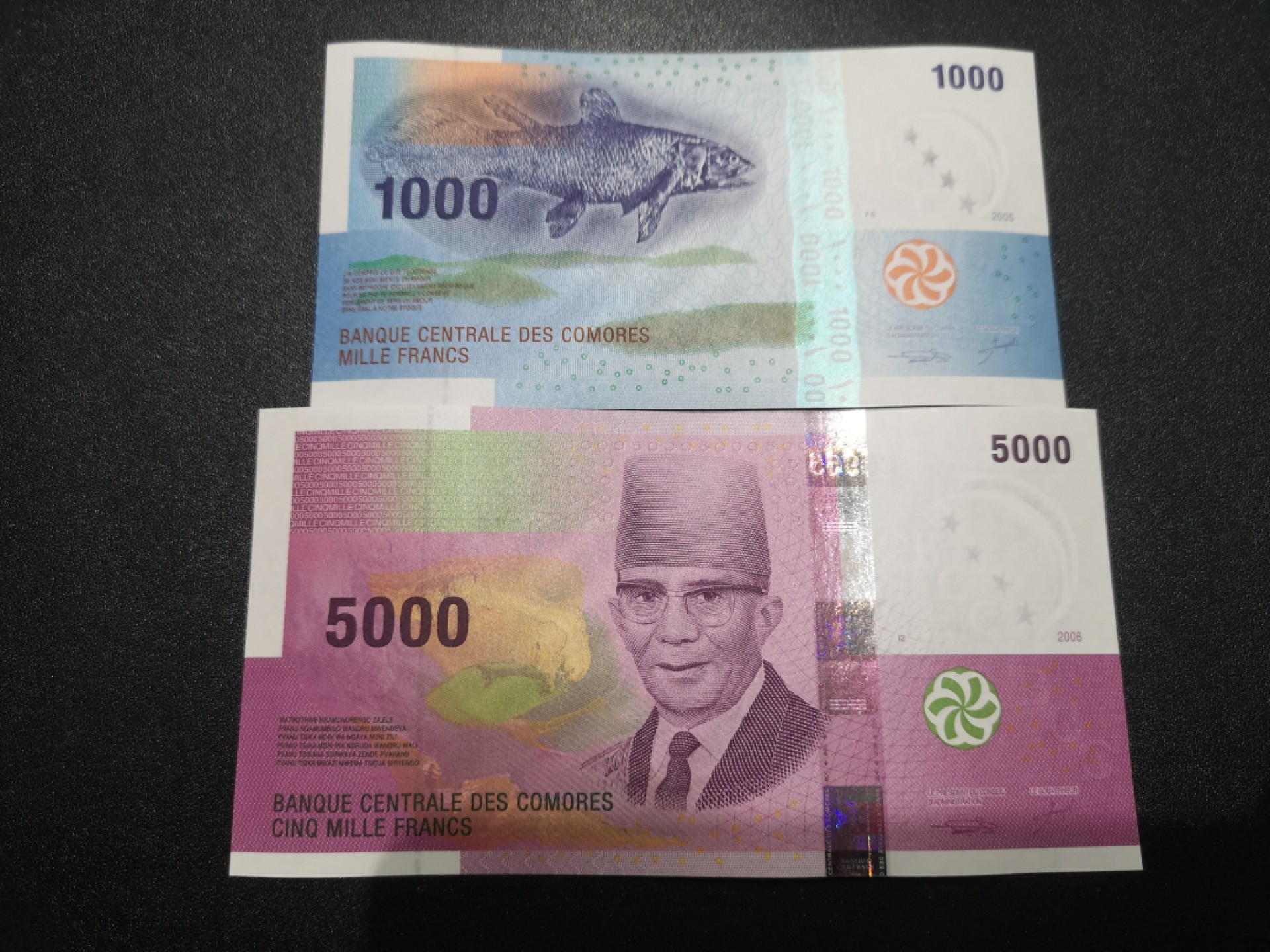 《外钞收藏家》第一百六十五期拍卖（本期80件） 科摩罗1000、5000两张 全新UNC