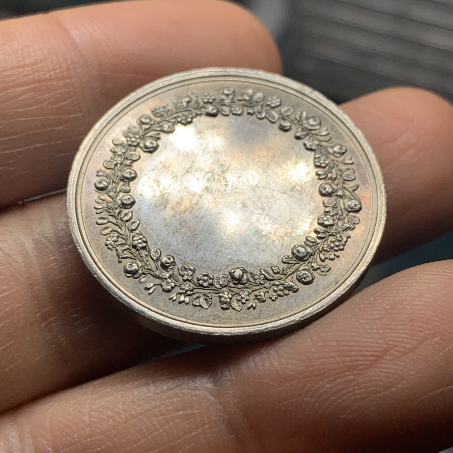 《竞宝斋》微拍-第32场-周日（全场顺丰包邮） 法国 结婚纪念银章 手指铭（1845-1860年）人物清晰，细节生动 章牌家Montagny作品 29.5mm直径，12.2克