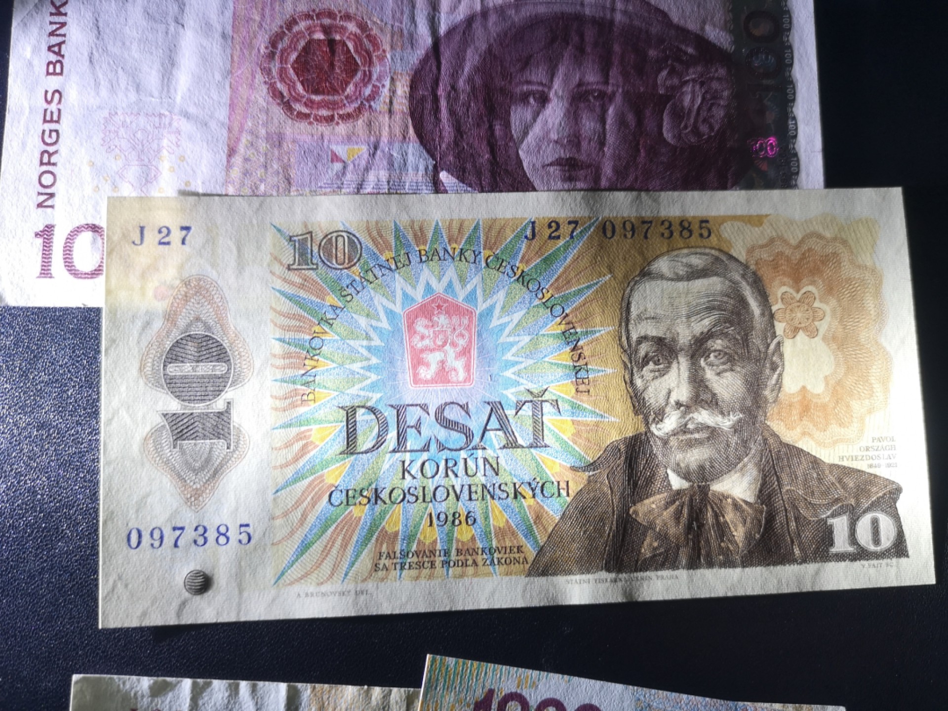 《外钞收藏家》第一百八十一期拍卖 欧洲纸币5张 三张 近全新两张流通 参考如图