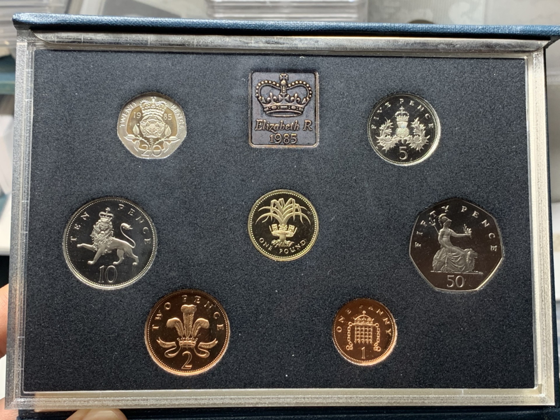 《竞宝斋》微拍-第32场-周日（全场顺丰包邮） 英国1985年精致纪念币 带盒，有证书，7枚封装