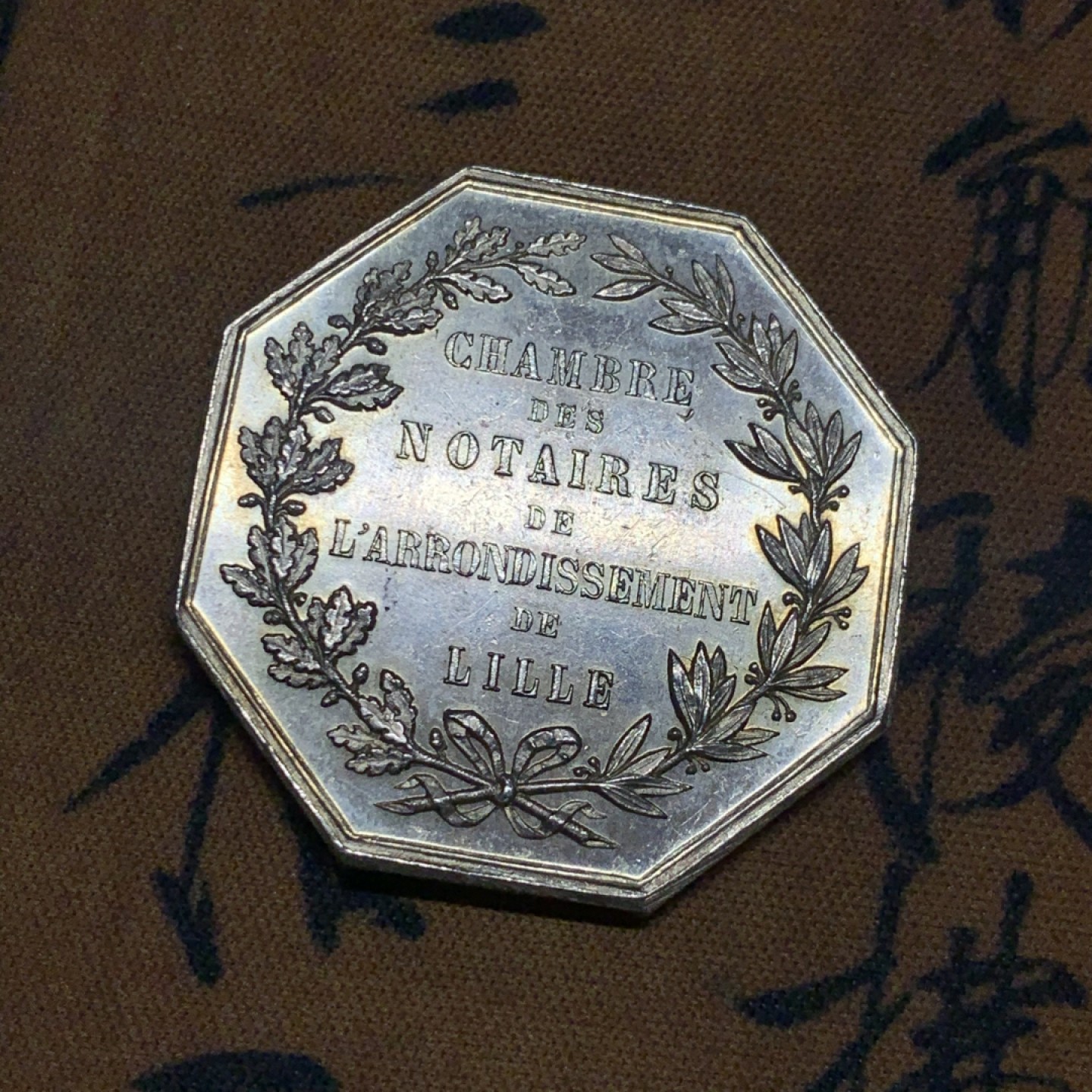 《竞宝斋》微拍-第32场-周日（全场顺丰包邮） 法国 里尔区公证人银质八角代币 丰饶角边铭 高浮雕设计细节完美 大尺寸加重 对边34.4mm，对角37mm，20.1克