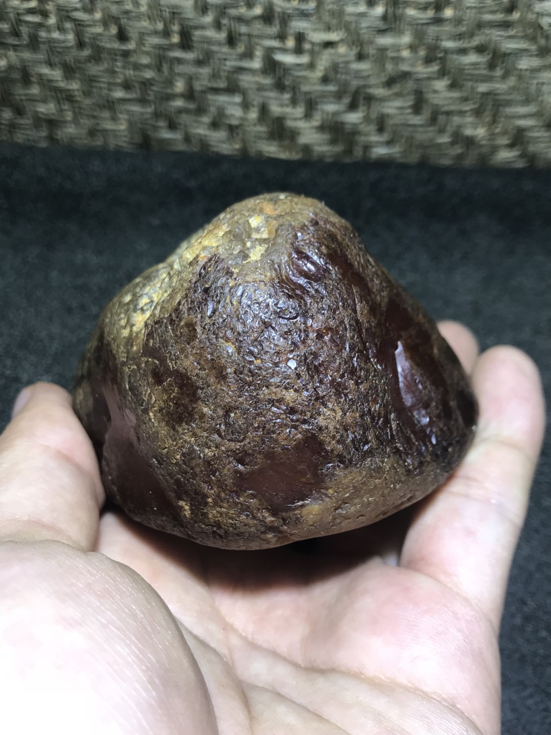 精美天然马达加斯加玛瑙原石把件，摆件一个