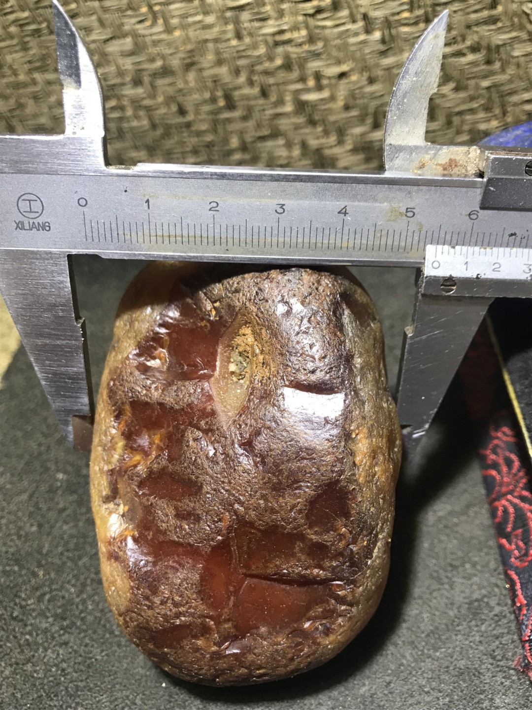 精美天然马达加斯加玛瑙原石把件，摆件一个
