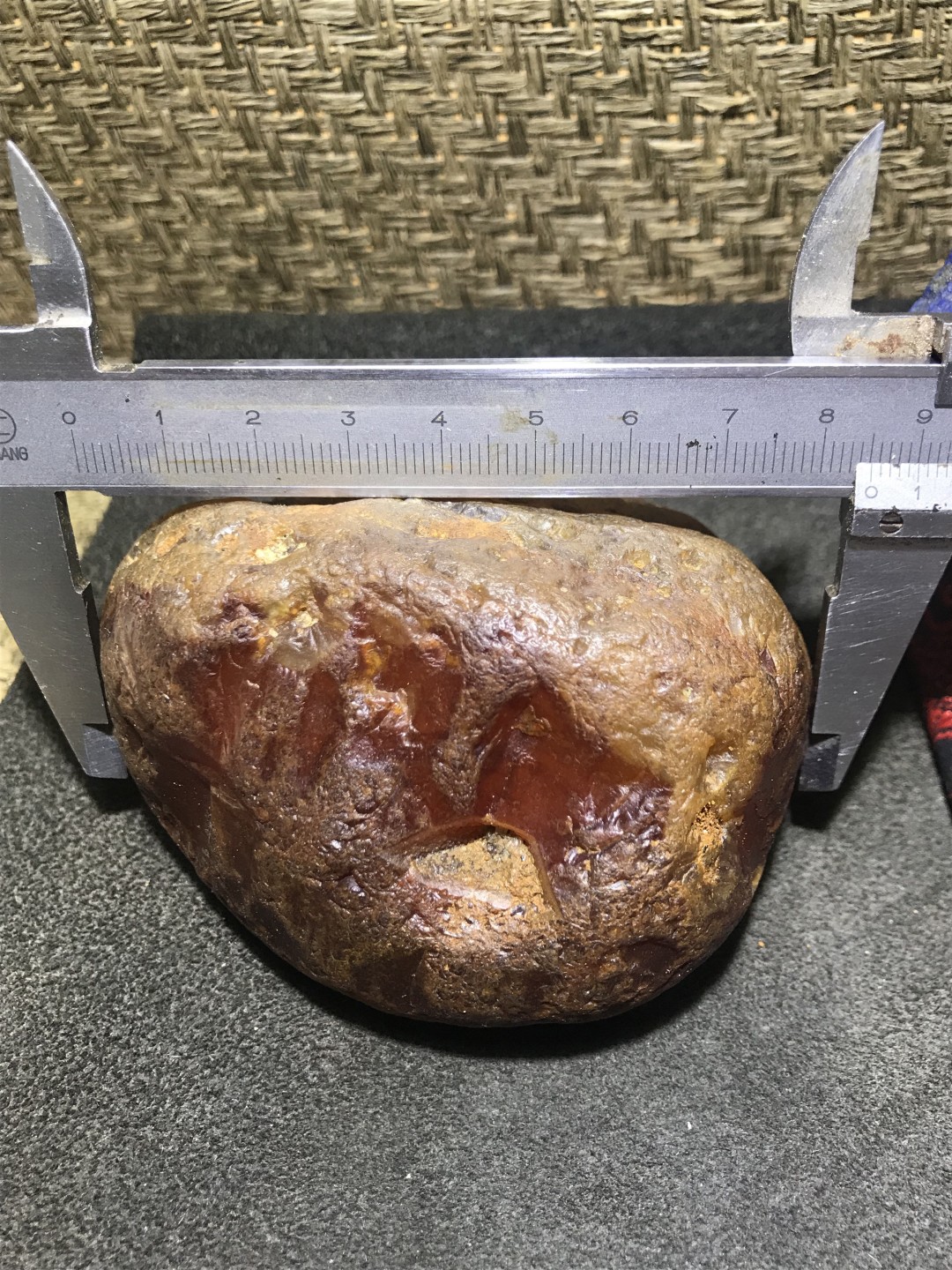 精美天然马达加斯加玛瑙原石把件，摆件一个