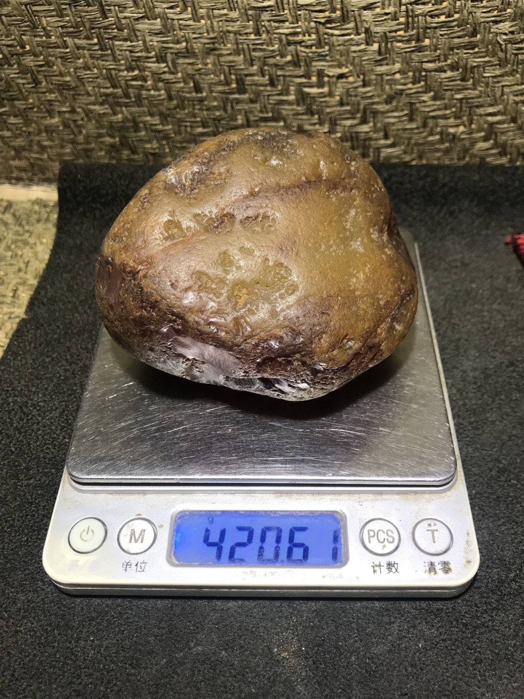精美天然马达加斯加玛瑙原石把件，摆件一个