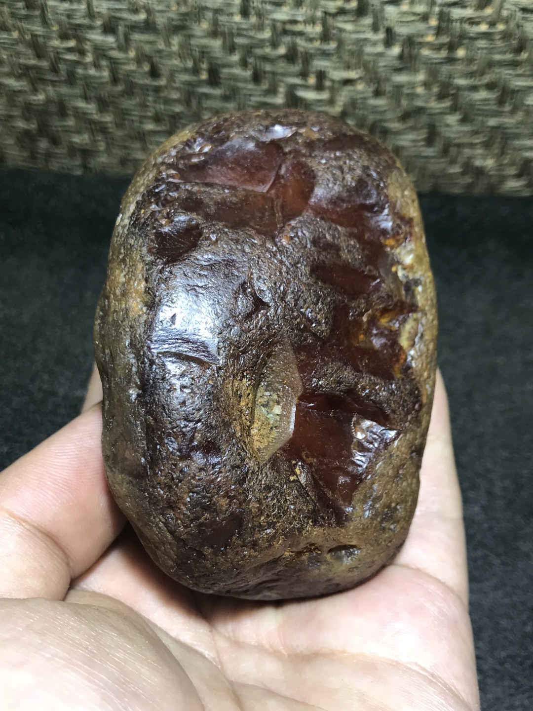 精美天然马达加斯加玛瑙原石把件，摆件一个