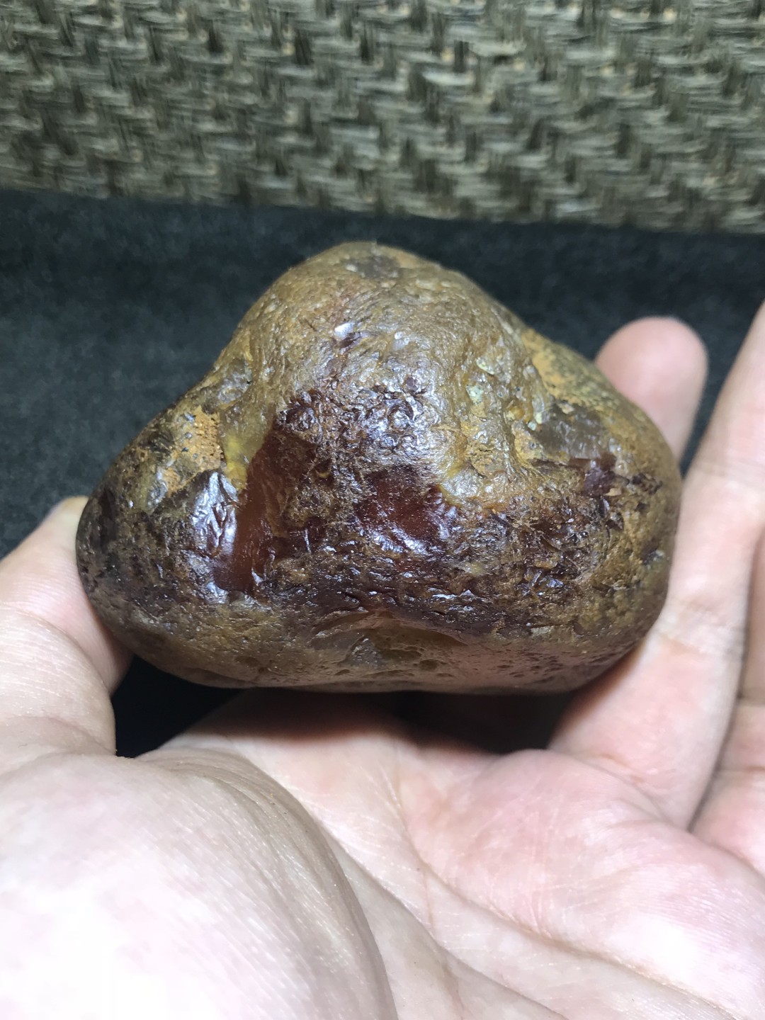 精美天然马达加斯加玛瑙原石把件，摆件一个