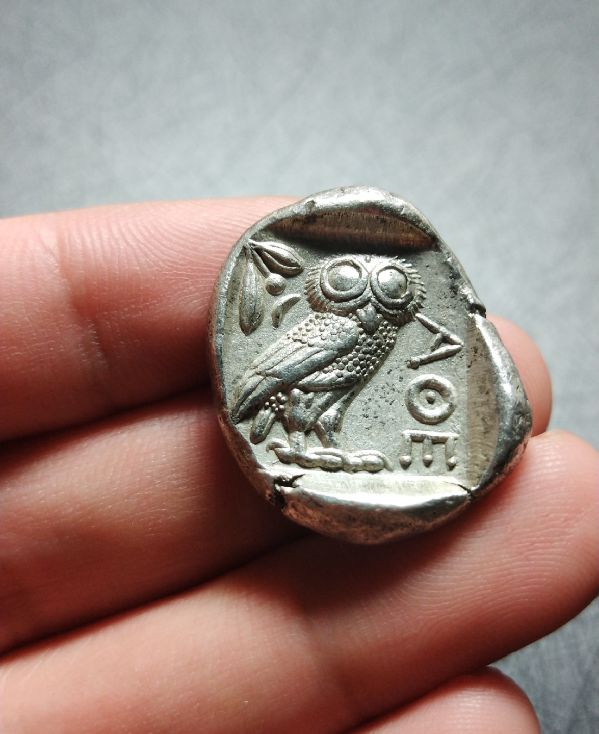 古希腊雅典城猫头鹰银币雅典娜四德拉克马银币猫头鹰四德银币深打美品 发行于公元前440-前404年，四德拉克马银币