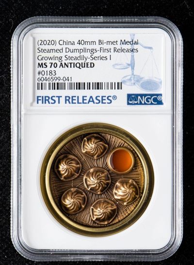 22年第3期综合拍卖.自动结拍.诚信低价.0佣金.中外纸币.银币.铜章等等. - 蒸蒸日上小笼包双金属纪念章.NGC MS70首期发行带证书.直径40厘米