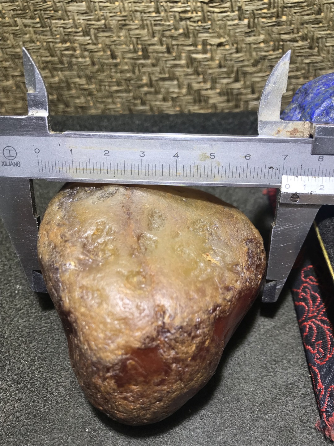 精美天然马达加斯加玛瑙原石把件，摆件一个