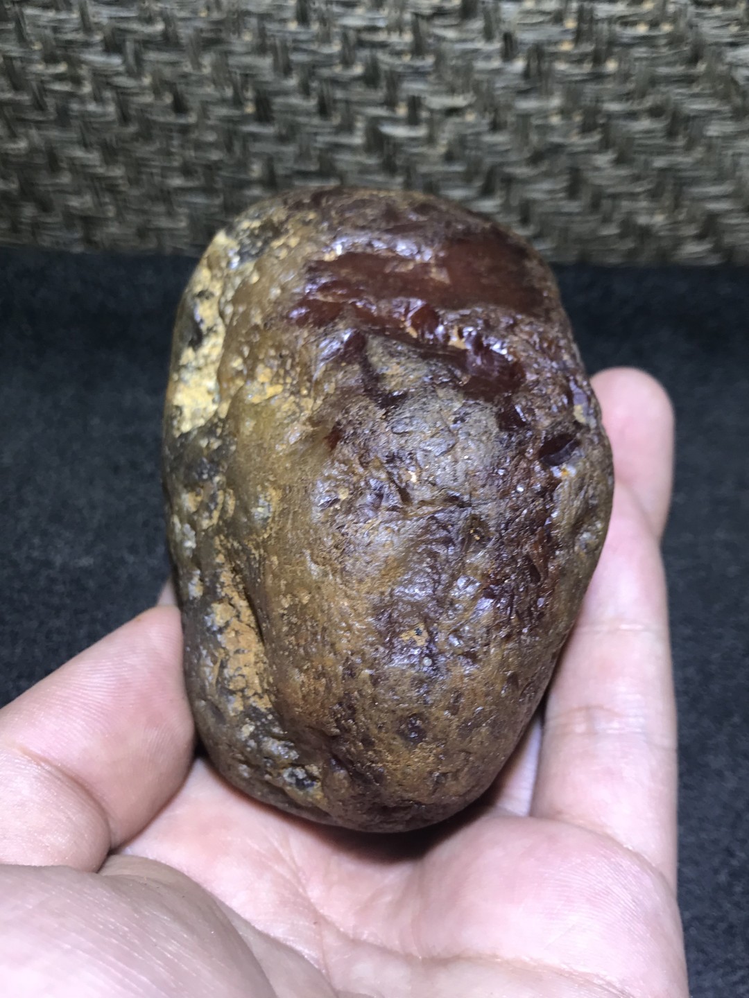 精美天然马达加斯加玛瑙原石把件，摆件一个