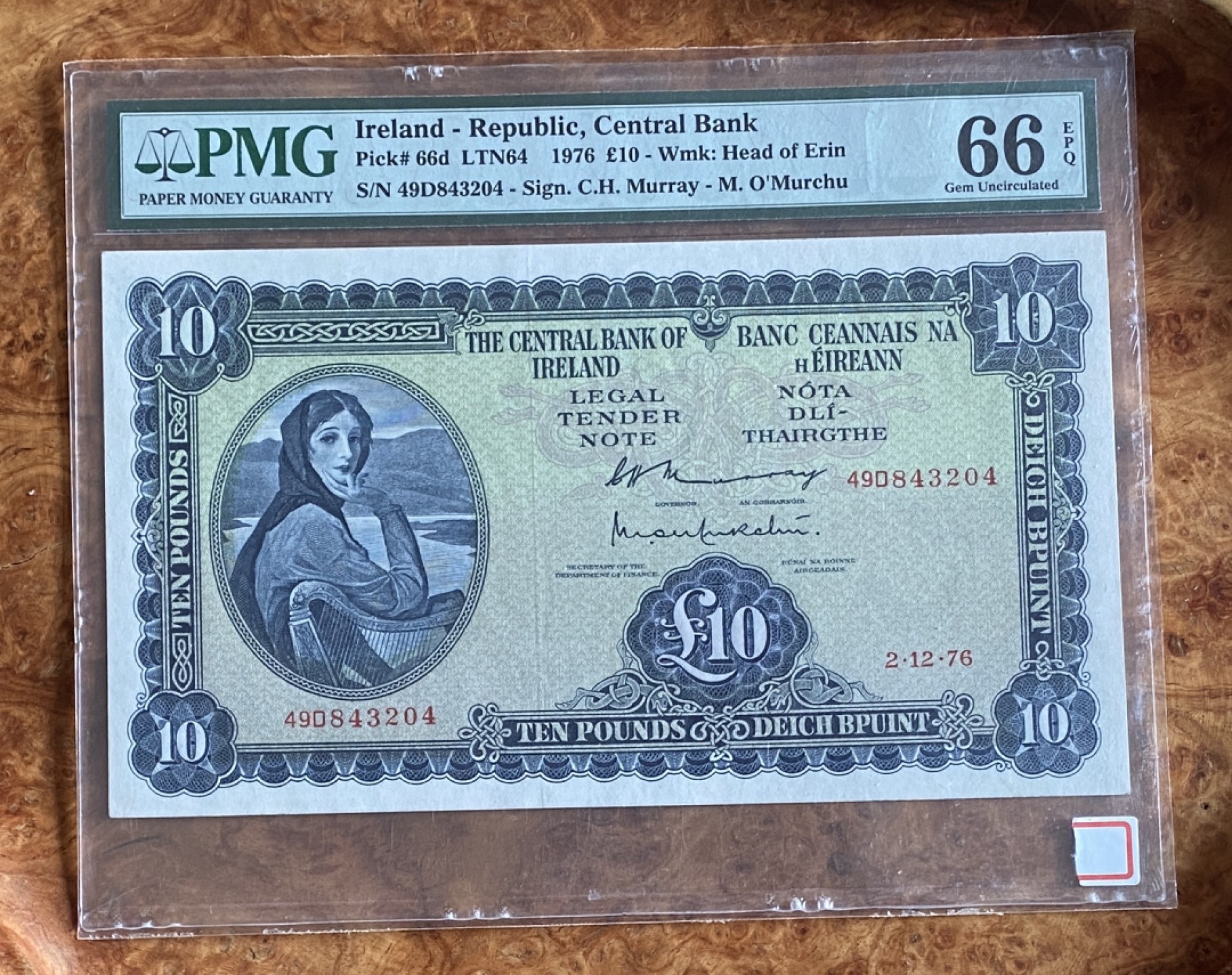 得物拍卖 Chase Auction  第2期 - -世界纸币精粹（二） 1976年爱尔兰10镑，PMG66分，美女拉弗雷夫人，大票幅精美！肖像画家拉弗雷爵士为妻子作的肖像画！