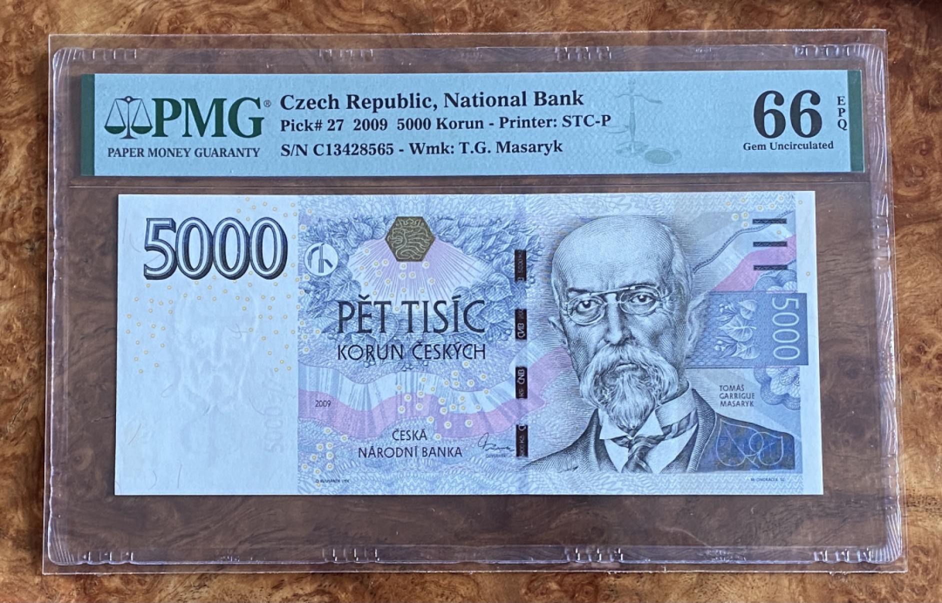 得物拍卖 Chase Auction  第2期 - -世界纸币精粹（二） 2009年捷克5000克朗，PMG66分！正面 捷克斯洛伐克首任总统托马斯·加里格·马萨里克，背面 捷克首都布拉格的哥特式与巴洛克式建筑！