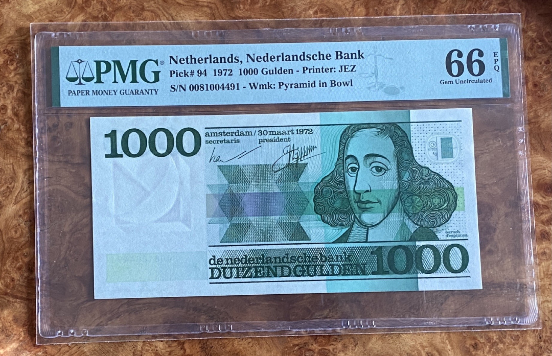 得物拍卖 Chase Auction  第2期 - -世界纸币精粹（二） 1972年荷兰1000盾，PMG66分，哲学家巴鲁赫·德·斯宾诺莎，近代西方哲学的三大理性主义者之一，与笛卡尔和莱布尼茨齐名。他的主要著作有《笛卡尔哲学原理》《神学政治论》《伦理学》《知性改进论》等。