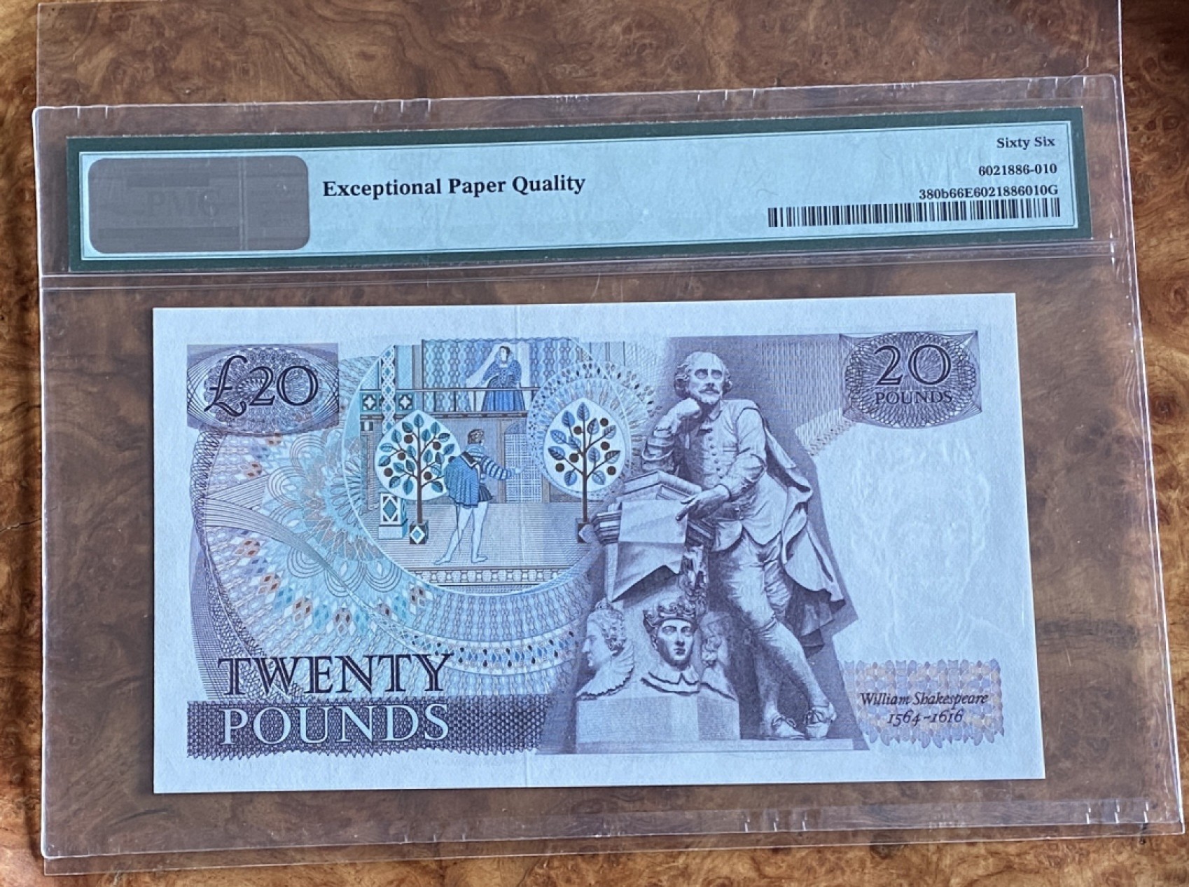 得物拍卖 Chase Auction  第2期 - -世界纸币精粹（二） 1970年英国D序列20英镑，PMG66分，女王水印！正面伊丽莎白二世，背面莎士比亚及代表作《罗米欧与朱丽叶》场景！