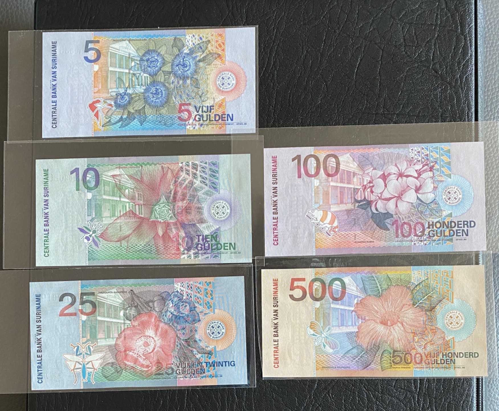 得物拍卖 Chase Auction  第2期 - -世界纸币精粹（二） 苏里南花鸟版小全套5张，全新UNC！雕刻绝对一流，双面凹印，凸凹感非常好！连小面值也双面雕刻的如此精致！值得收藏！