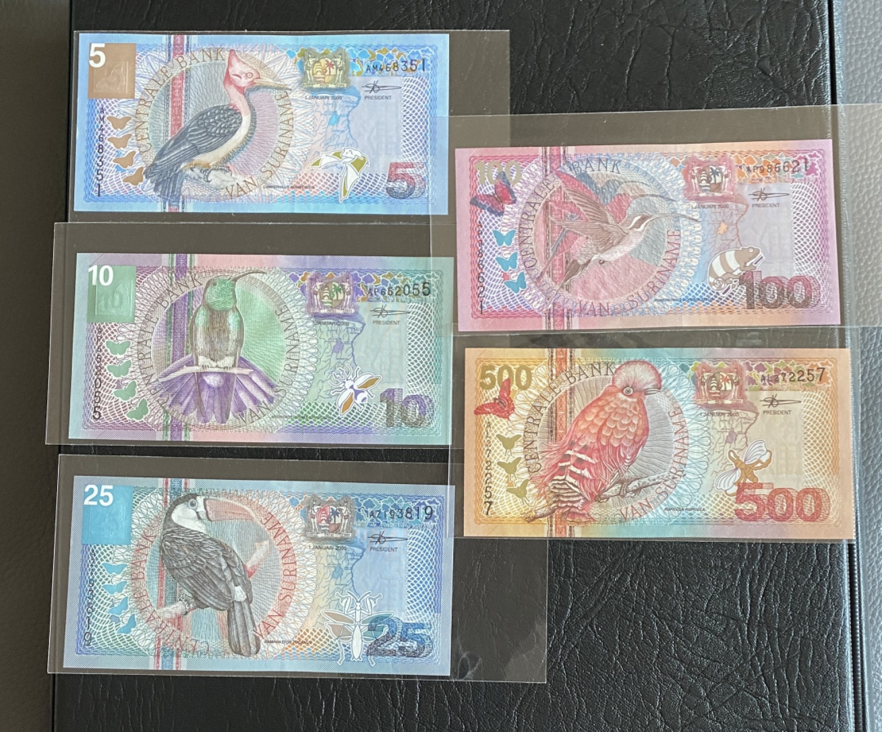得物拍卖 Chase Auction  第2期 - -世界纸币精粹（二） 苏里南花鸟版小全套5张，全新UNC！雕刻绝对一流，双面凹印，凸凹感非常好！连小面值也双面雕刻的如此精致！值得收藏！