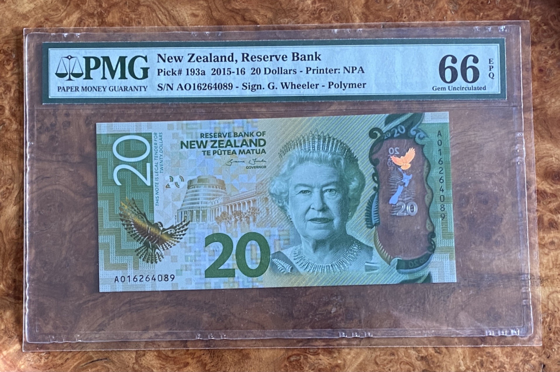 得物拍卖 Chase Auction  第2期 - -世界纸币精粹（二） 2015年新西兰20镑，PMG66分！正面为伊莉莎白二世，背面为新西兰珍惜鸟类，新西兰隼！