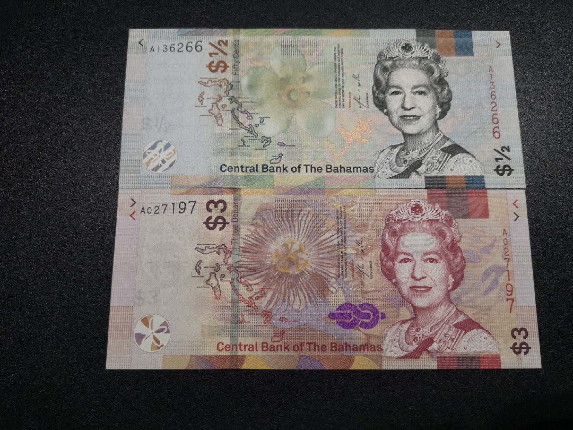 《外钞收藏家》第一百六十六期拍卖（本期89件） 巴哈马1/2、3刀 两张一起 全新UNC