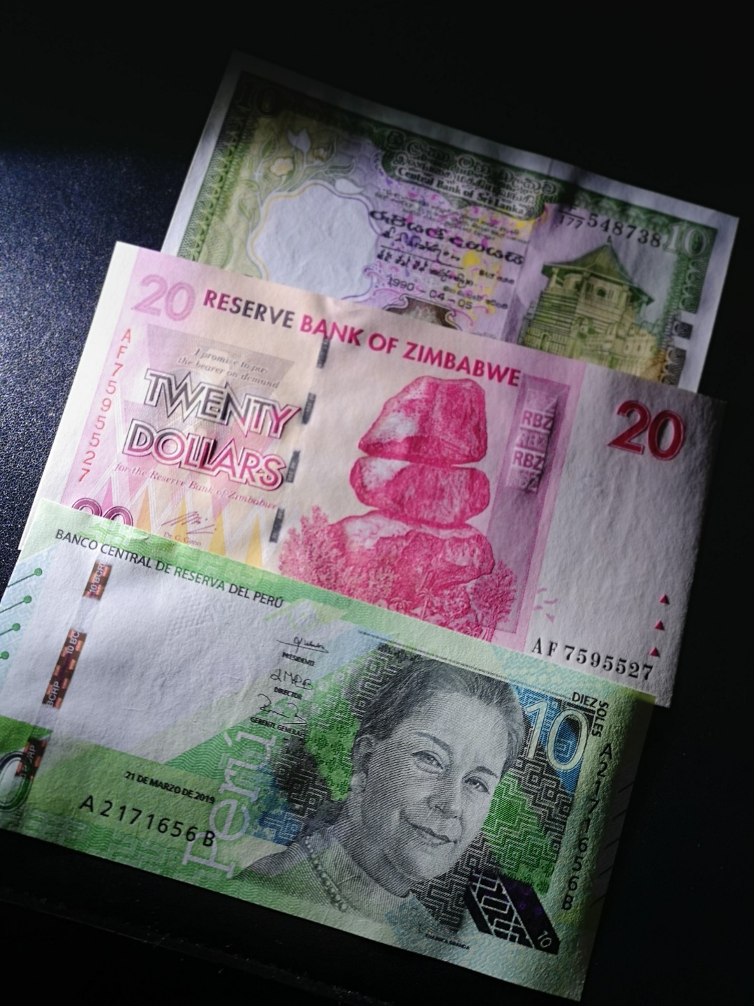 《外钞收藏家》第一百六十六期拍卖（本期89件） 斯里兰卡90年10、秘鲁2019年10索尔、20津巴布韦 三张一起 全新 斯里兰轻微潮