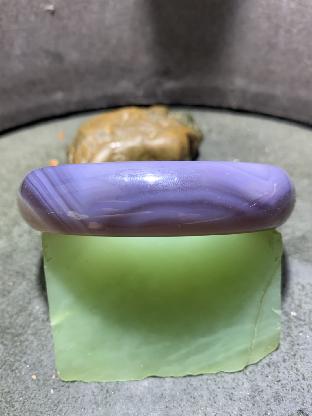 精美紫罗兰玉髓手镯一只，