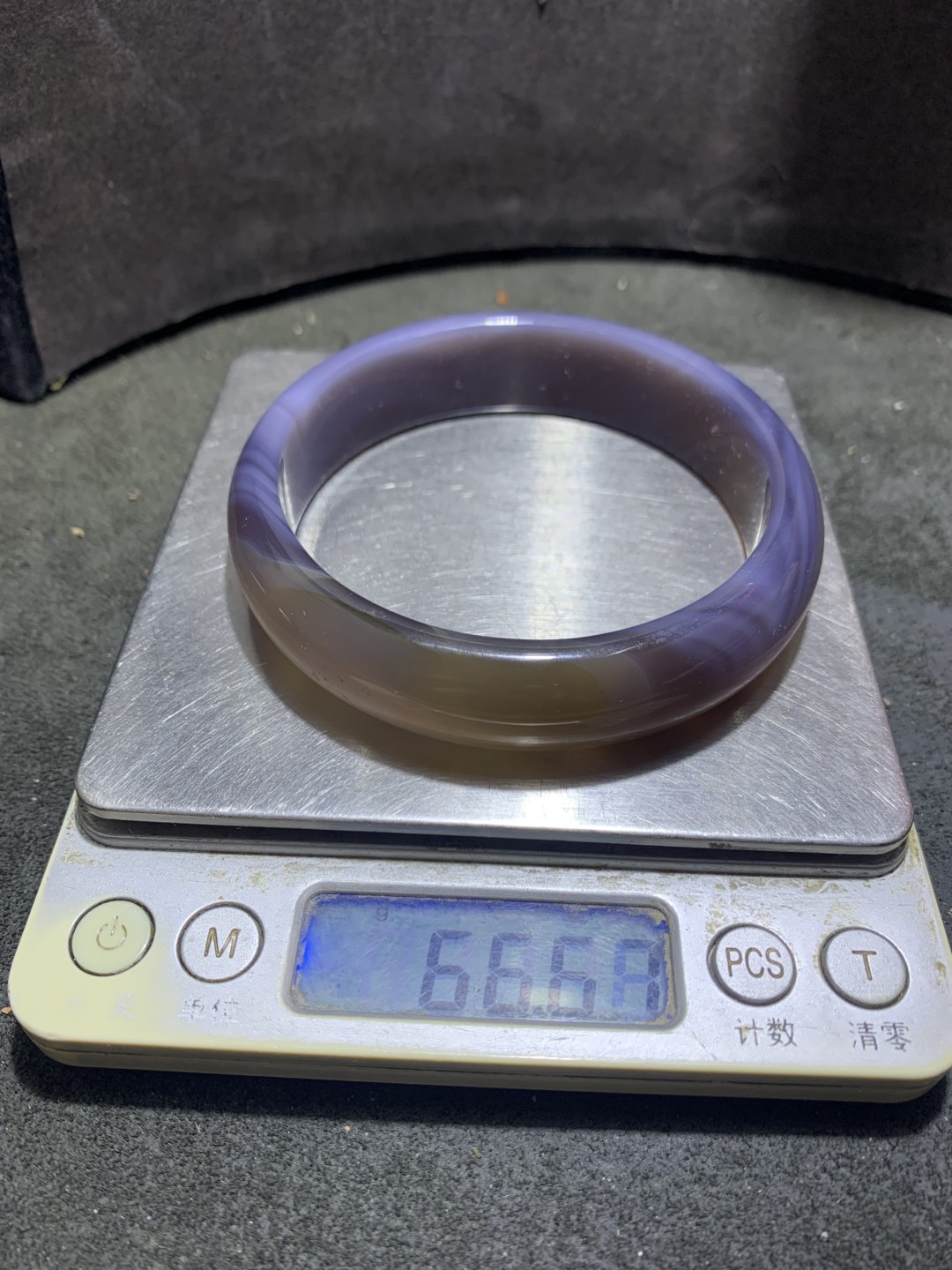 精美紫罗兰玉髓手镯一只，