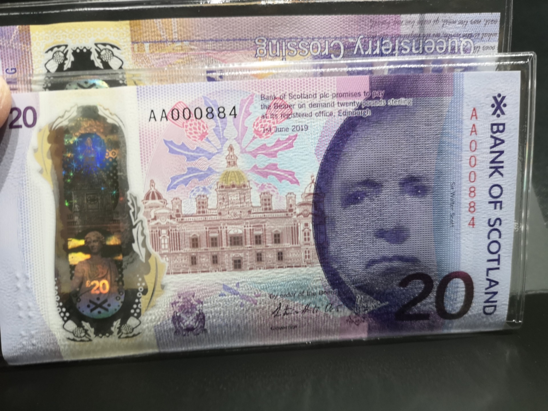 《外钞收藏家》第一百六十六期拍卖（本期89件） 苏格兰银行20镑2张 首发冠加纪念钞 百位号同号 精装册