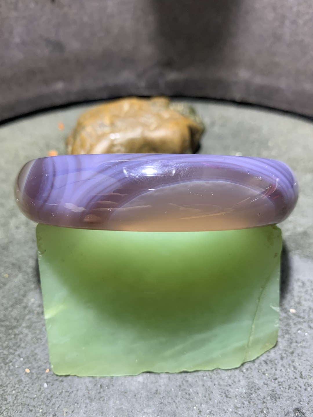 精美紫罗兰玉髓手镯一只，