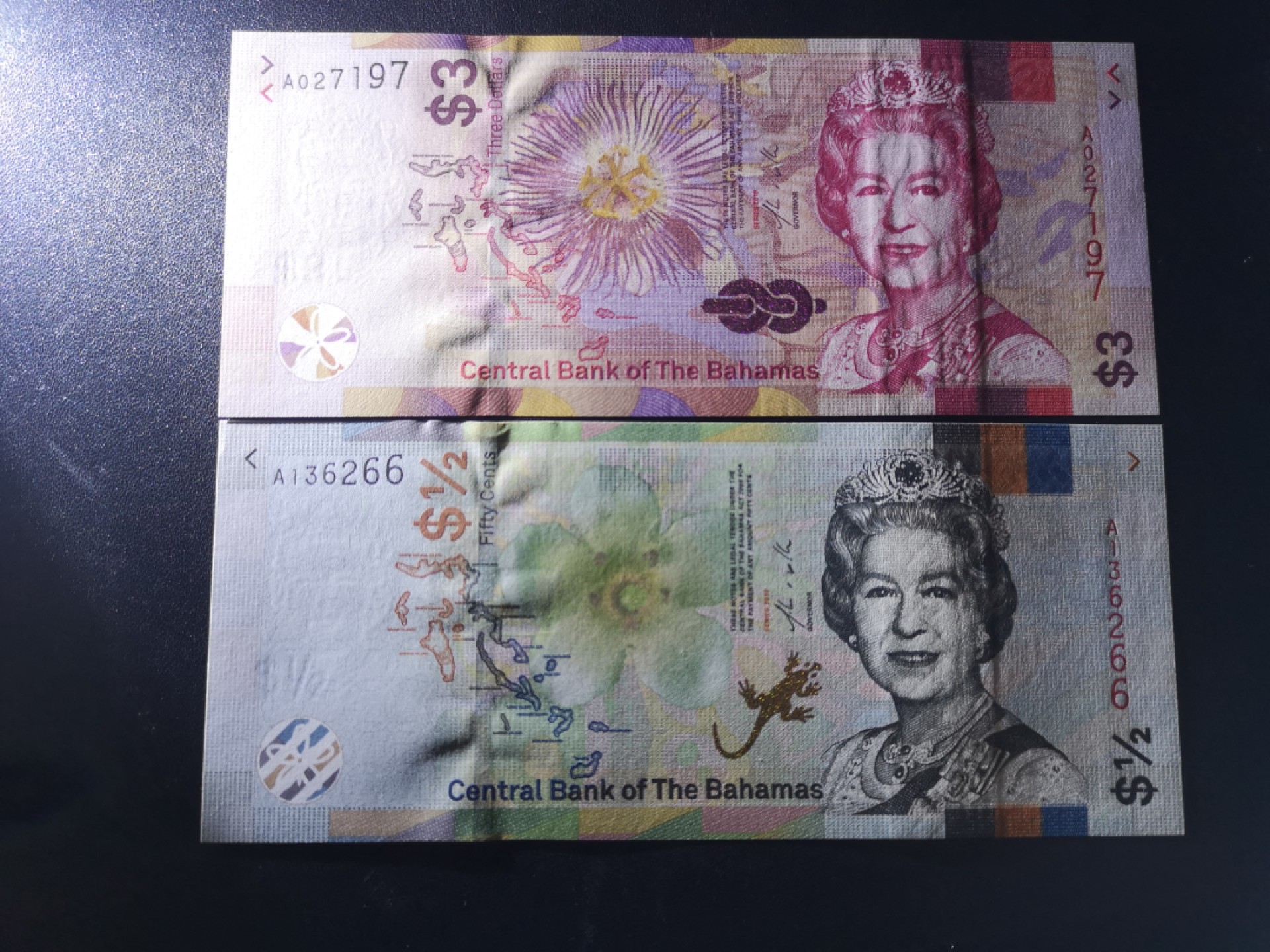 《外钞收藏家》第一百六十六期拍卖（本期89件） 巴哈马1/2、3刀 两张一起 全新UNC