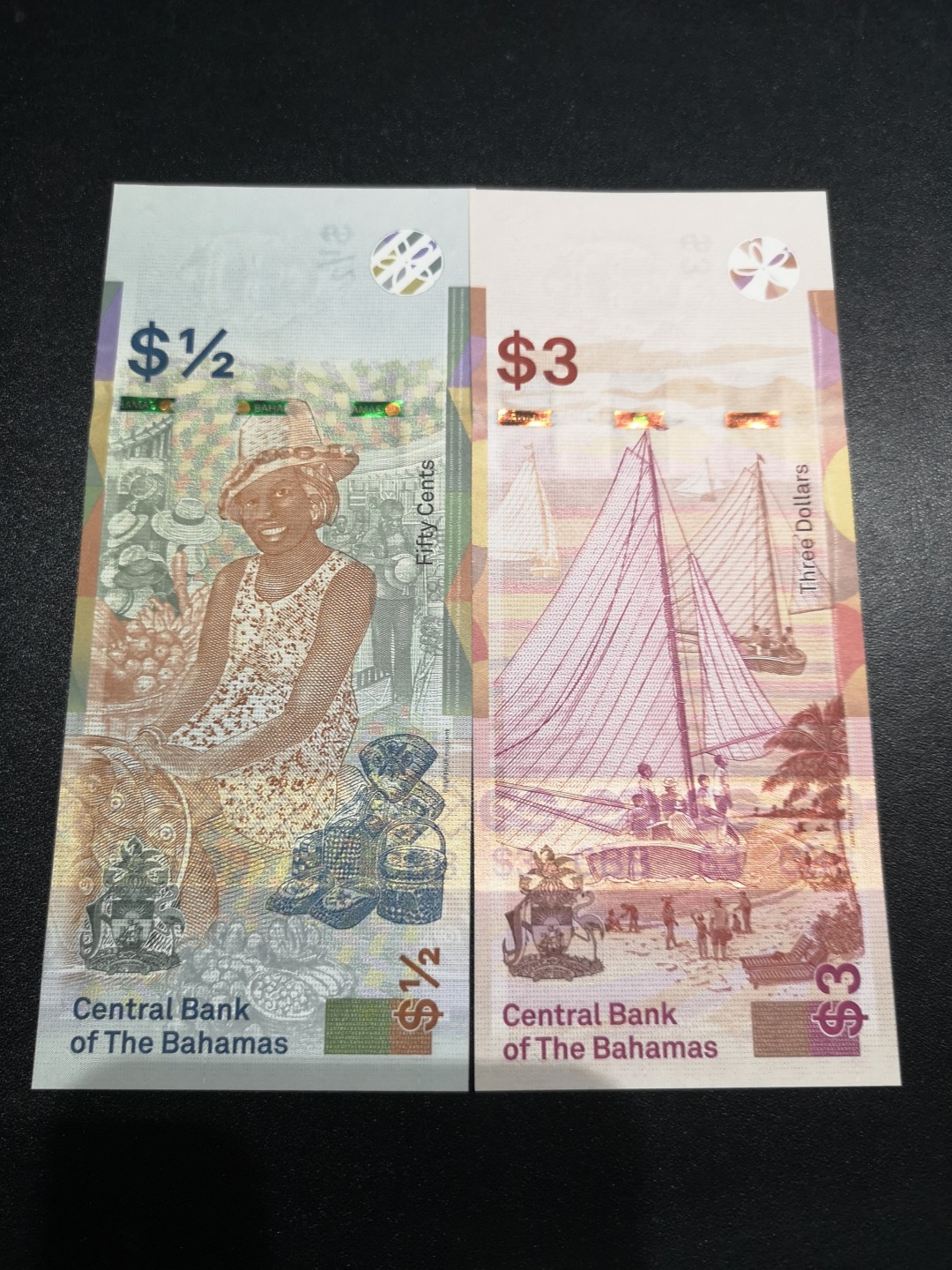《外钞收藏家》第一百六十六期拍卖（本期89件） 巴哈马1/2、3刀 两张一起 全新UNC