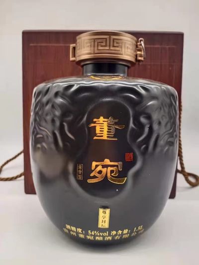 历久弥香——名酒  老酒 专场 - 【董香鼻祖——董宛酒】2021年1.5L装54度董香型董宛酒尊享封坛，为收藏家特酿，董香鼻祖程明坤所传保密配方，大师级藏品调酒师亲酿，小批量生产，每瓶带有收藏证书