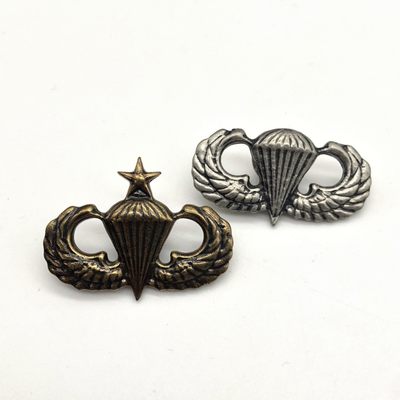 交易所2月19日拍卖 - 美国伞兵证章一组