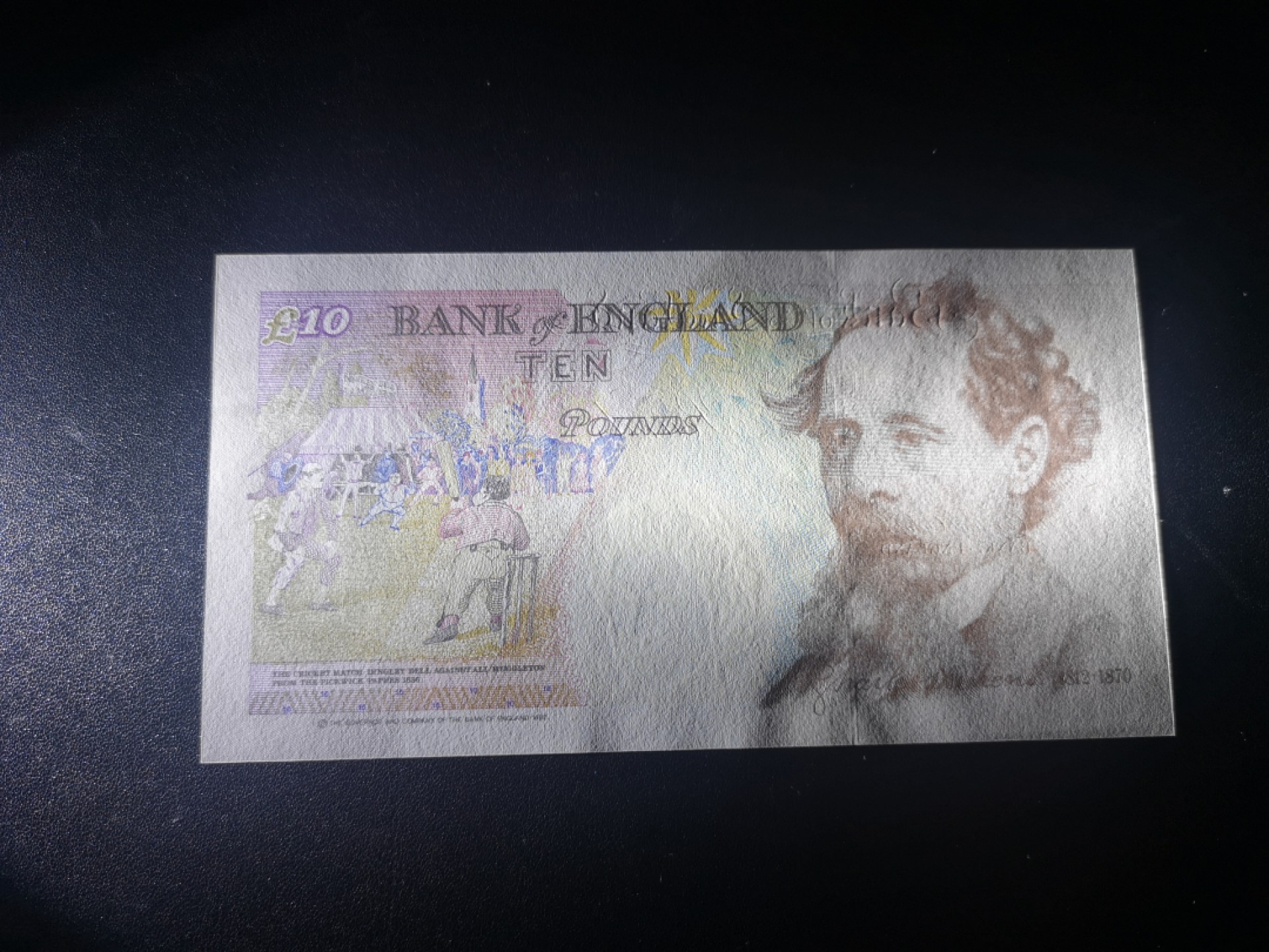 《外钞收藏家》第一百八十四期拍卖 精美包装英镑 纸币是E序列A01首发冠无47千位号 全新UNC 还有还有纪念币两枚一起 包含说明书