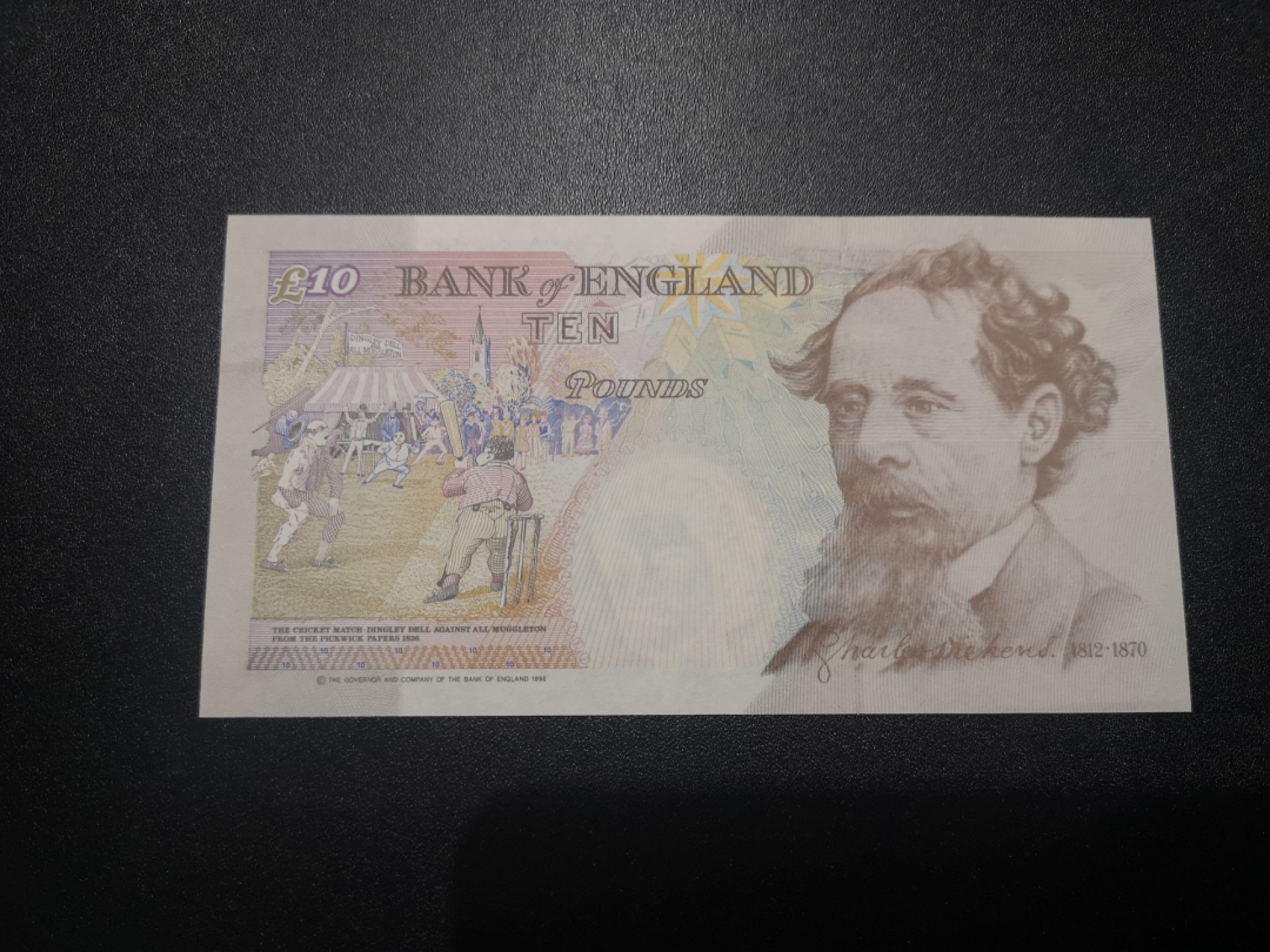 《外钞收藏家》第一百八十四期拍卖 精美包装英镑 纸币是E序列A01首发冠无47千位号 全新UNC 还有还有纪念币两枚一起 包含说明书