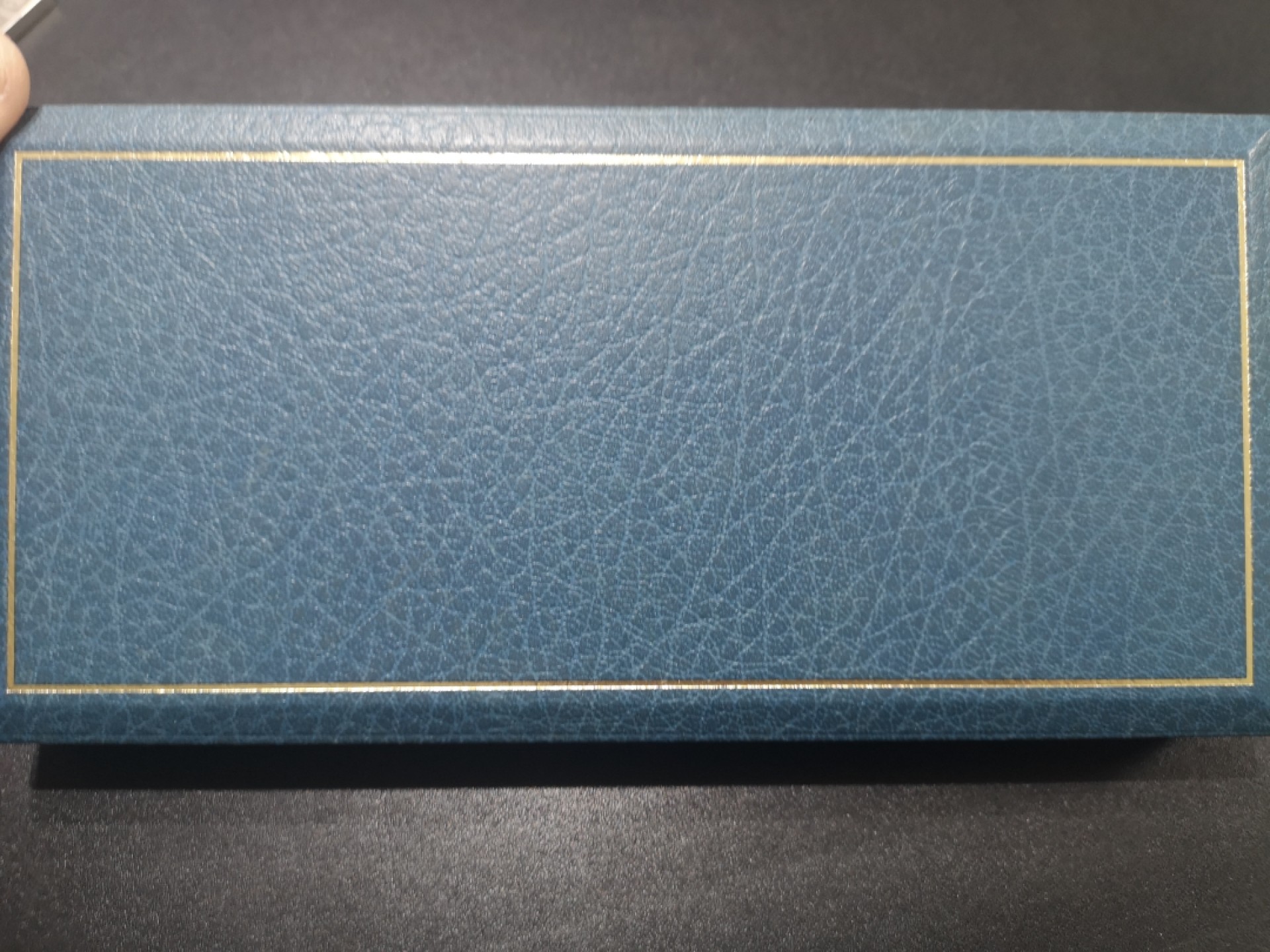 《外钞收藏家》第一百八十四期拍卖 精美包装英镑 纸币是E序列A01首发冠无47千位号 全新UNC 还有还有纪念币两枚一起 包含说明书