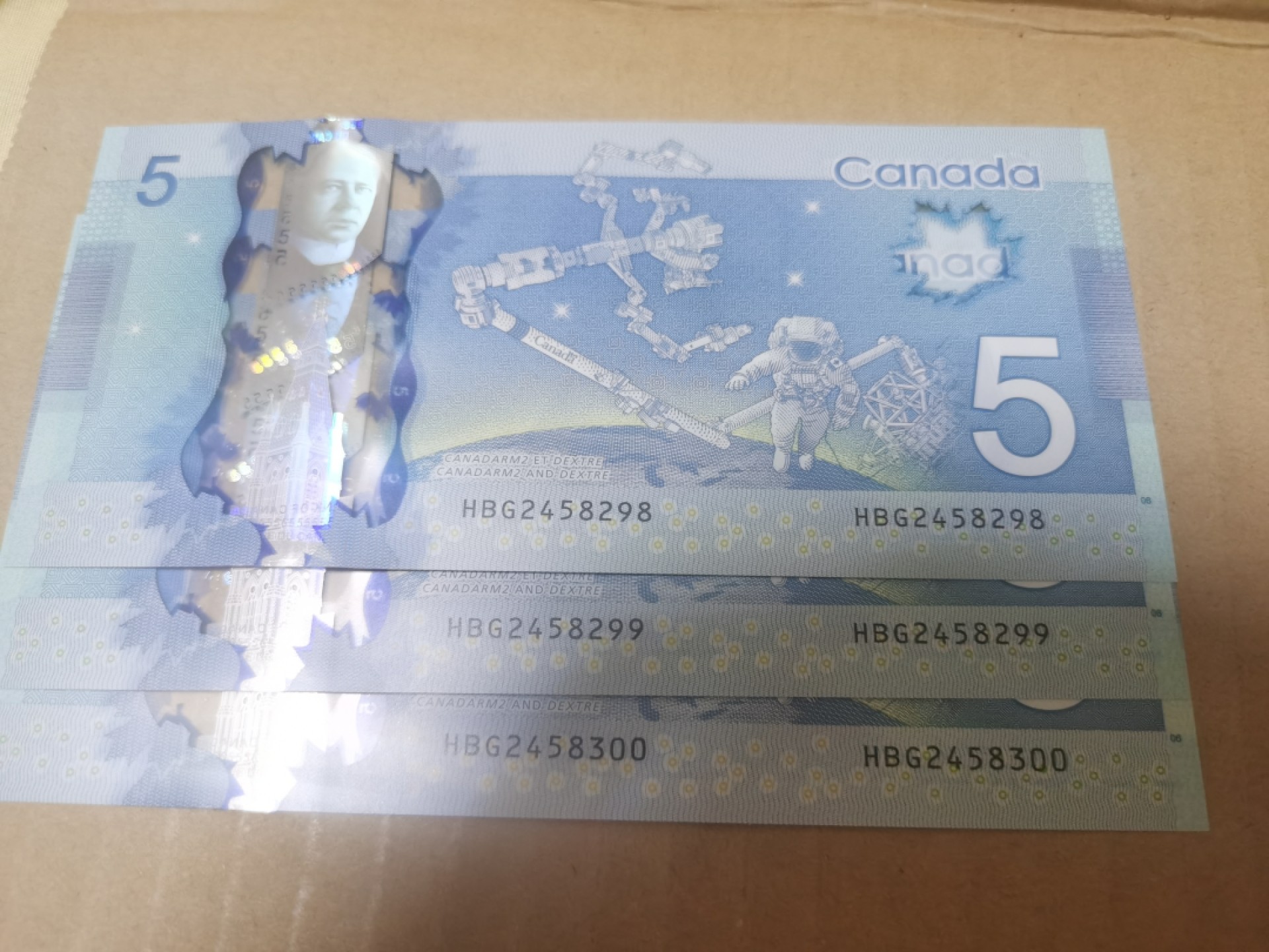 《外钞收藏家》第一百六十七期拍卖 加拿大塑料钞5刀 三张连号 首签 不是普通冠号 全新UNC