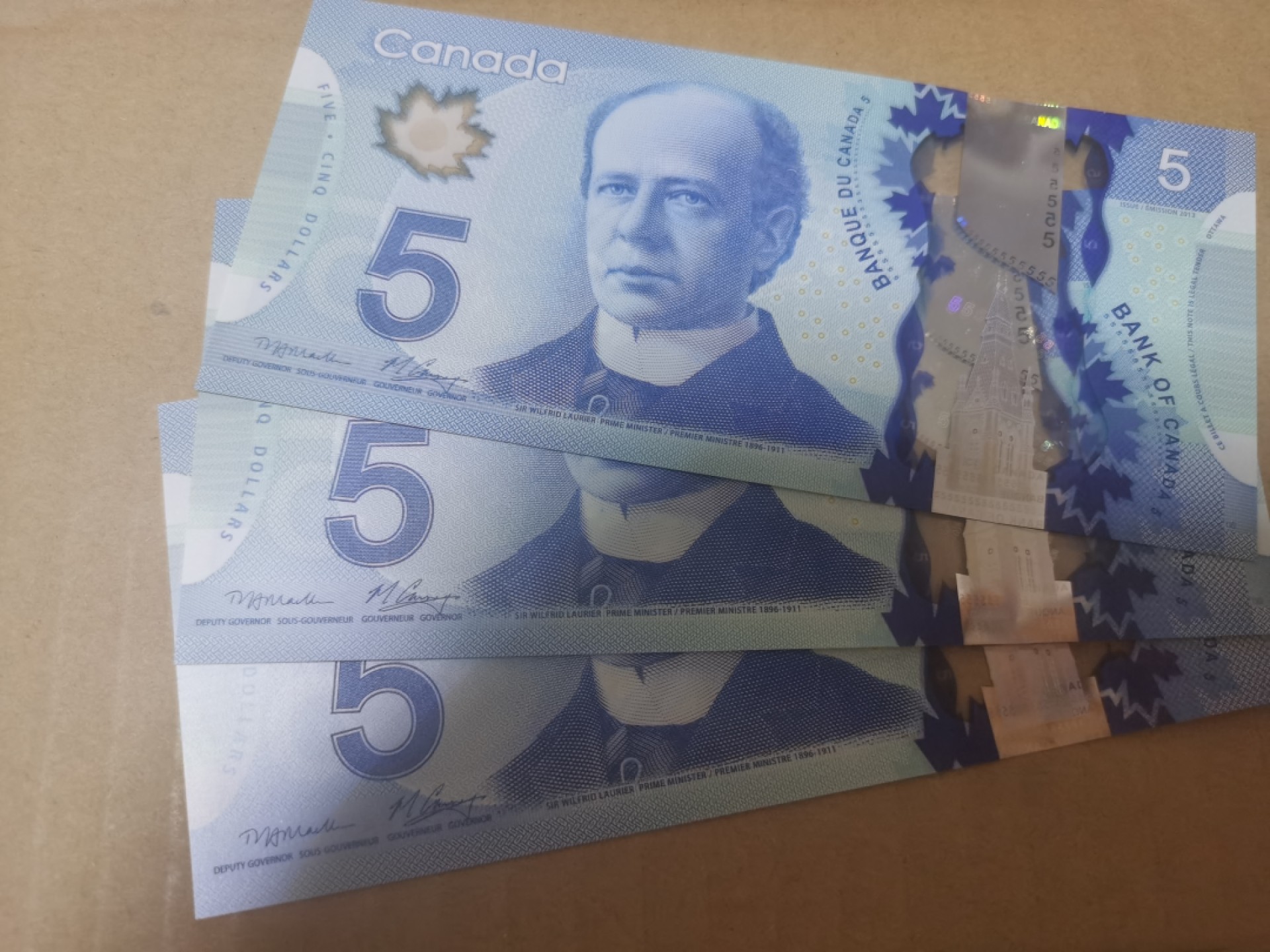 《外钞收藏家》第一百六十七期拍卖 加拿大塑料钞5刀 三张连号 首签 不是普通冠号 全新UNC