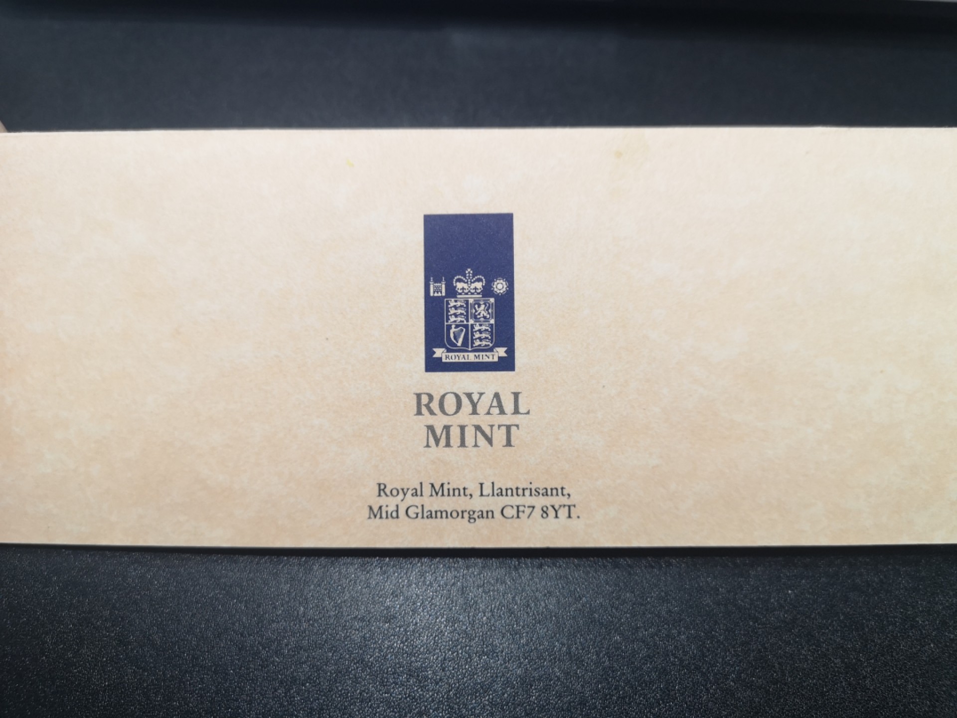 《外钞收藏家》第一百八十四期拍卖 精美包装英镑 纸币是E序列A01首发冠无47千位号 全新UNC 还有还有纪念币两枚一起 包含说明书