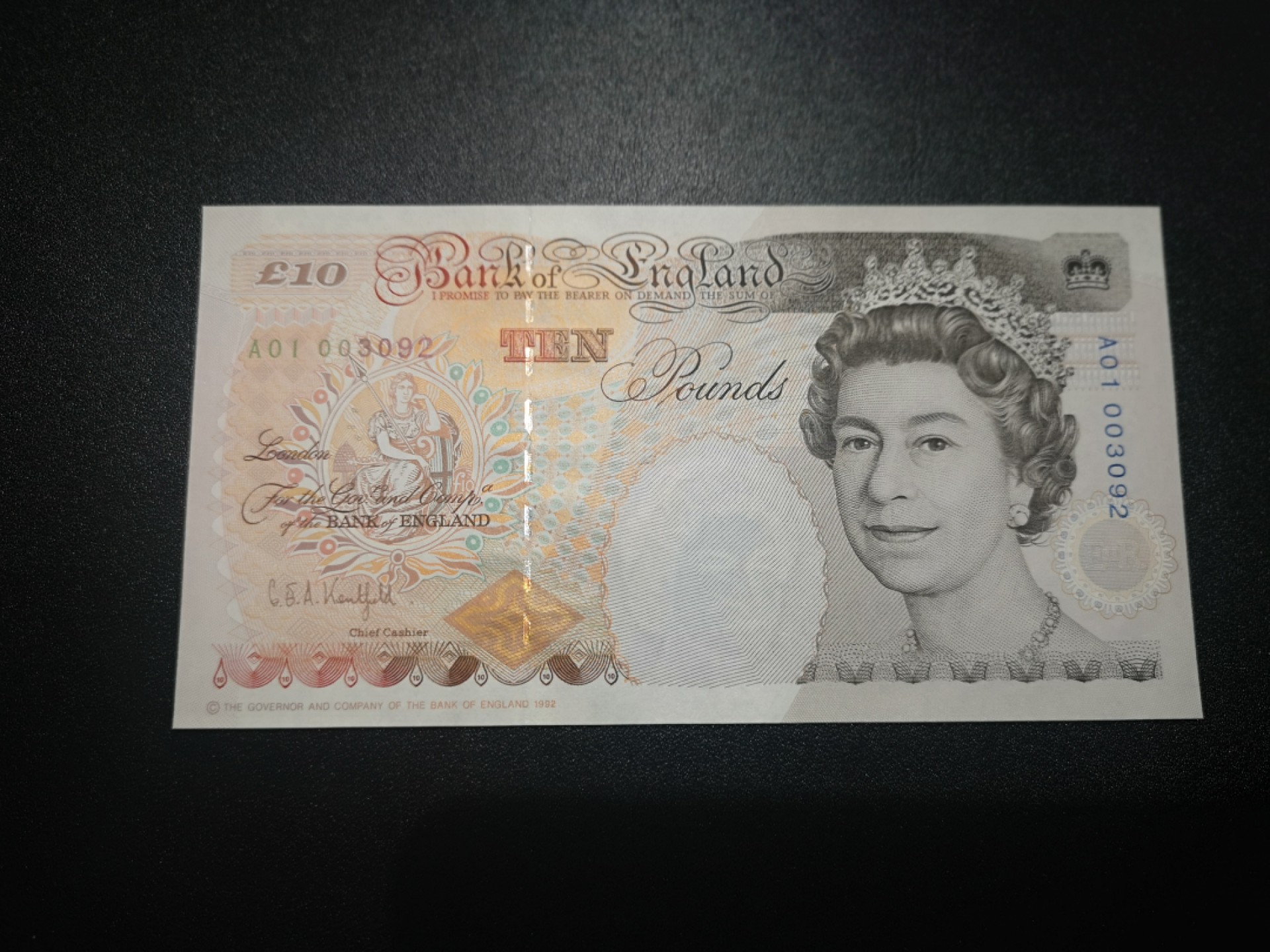 《外钞收藏家》第一百八十四期拍卖 精美包装英镑 纸币是E序列A01首发冠无47千位号 全新UNC 还有还有纪念币两枚一起 包含说明书